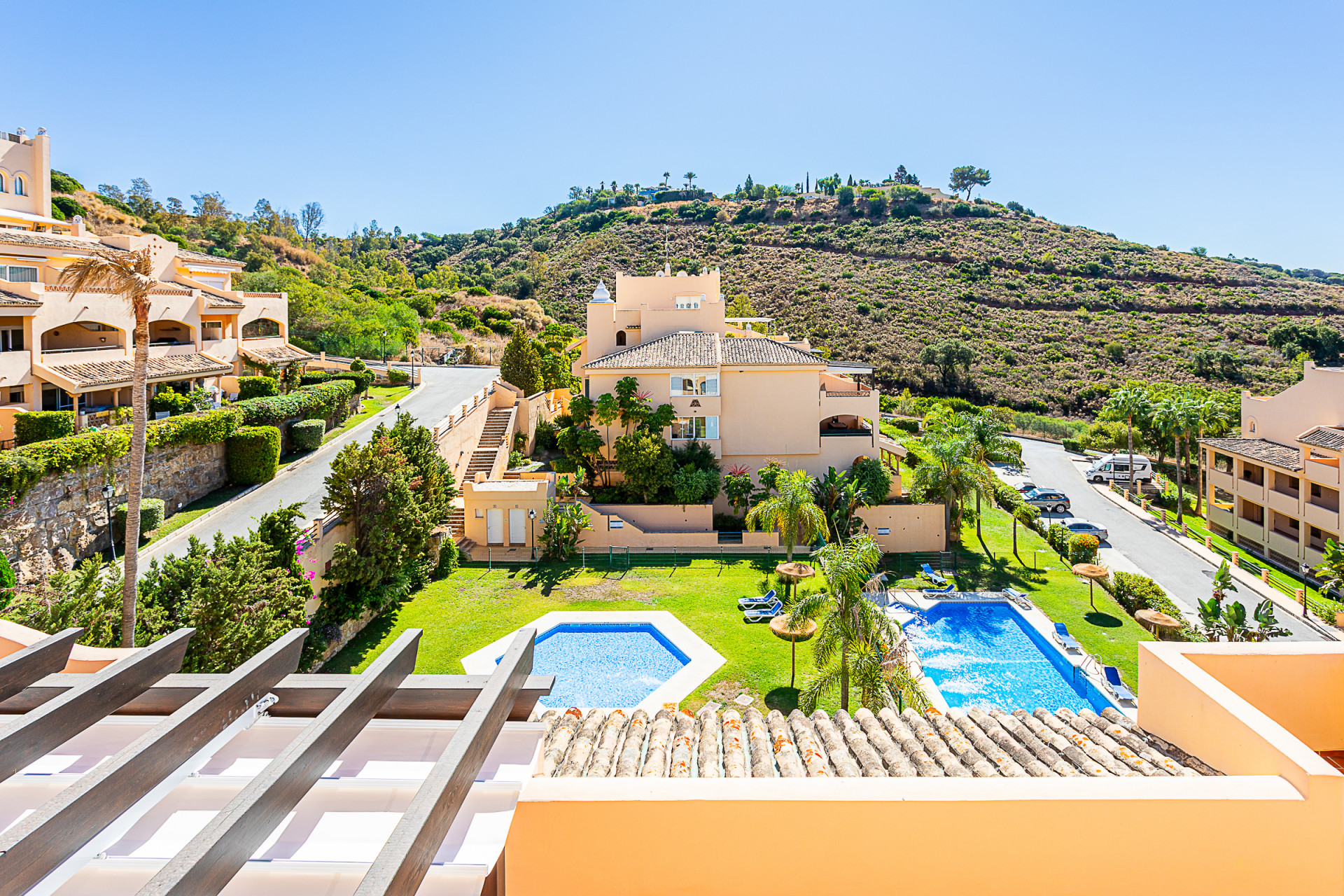 Turnkey 3-Bed Penthouse with Terrace & Pool in Marbella Este - Elviria — Marbella Este - Elviria