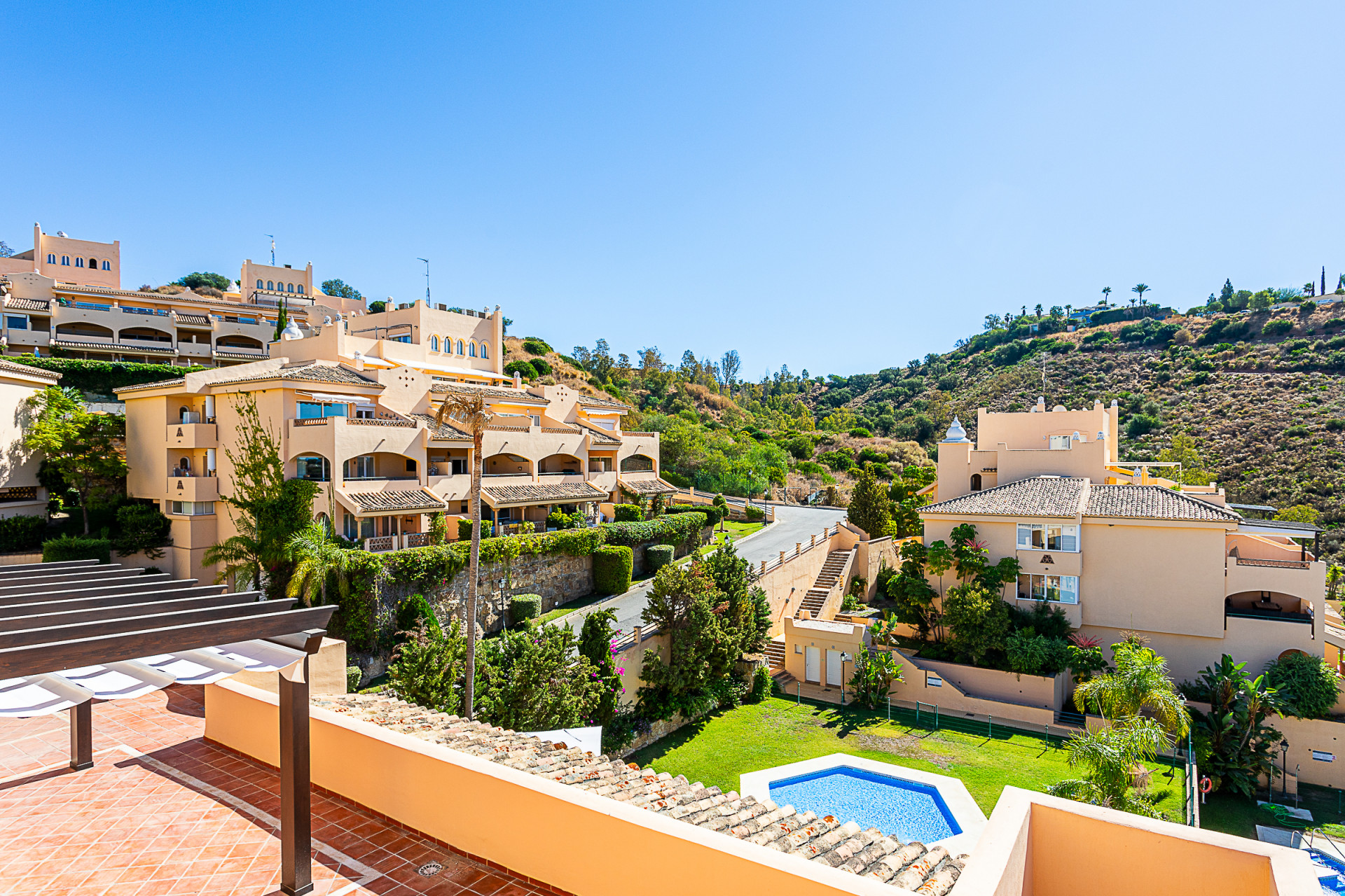 Turnkey 3-Bed Penthouse with Terrace & Pool in Marbella Este - Elviria — Marbella Este - Elviria