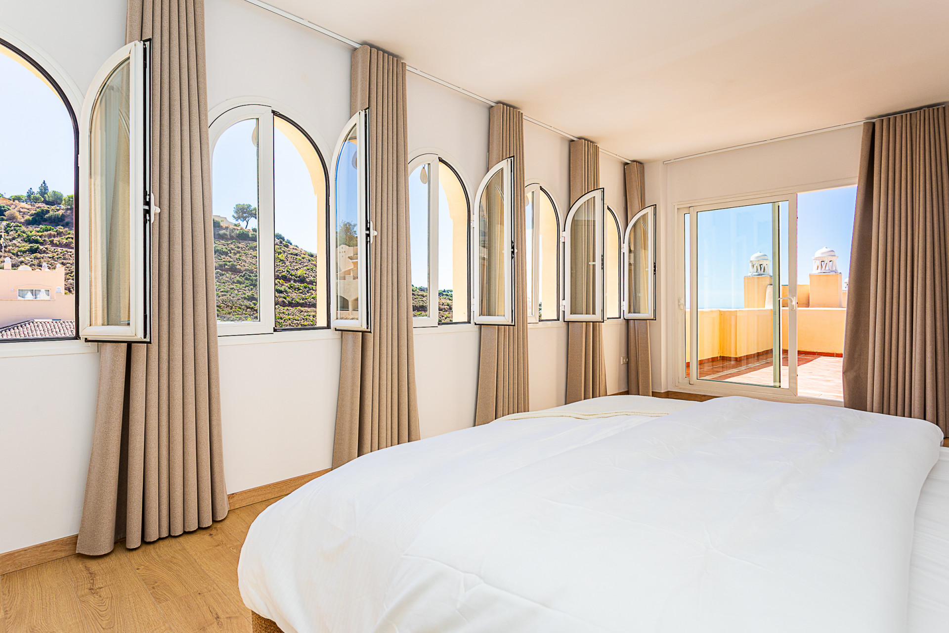 Turnkey 3-Bed Penthouse with Terrace & Pool in Marbella Este - Elviria — Marbella Este - Elviria