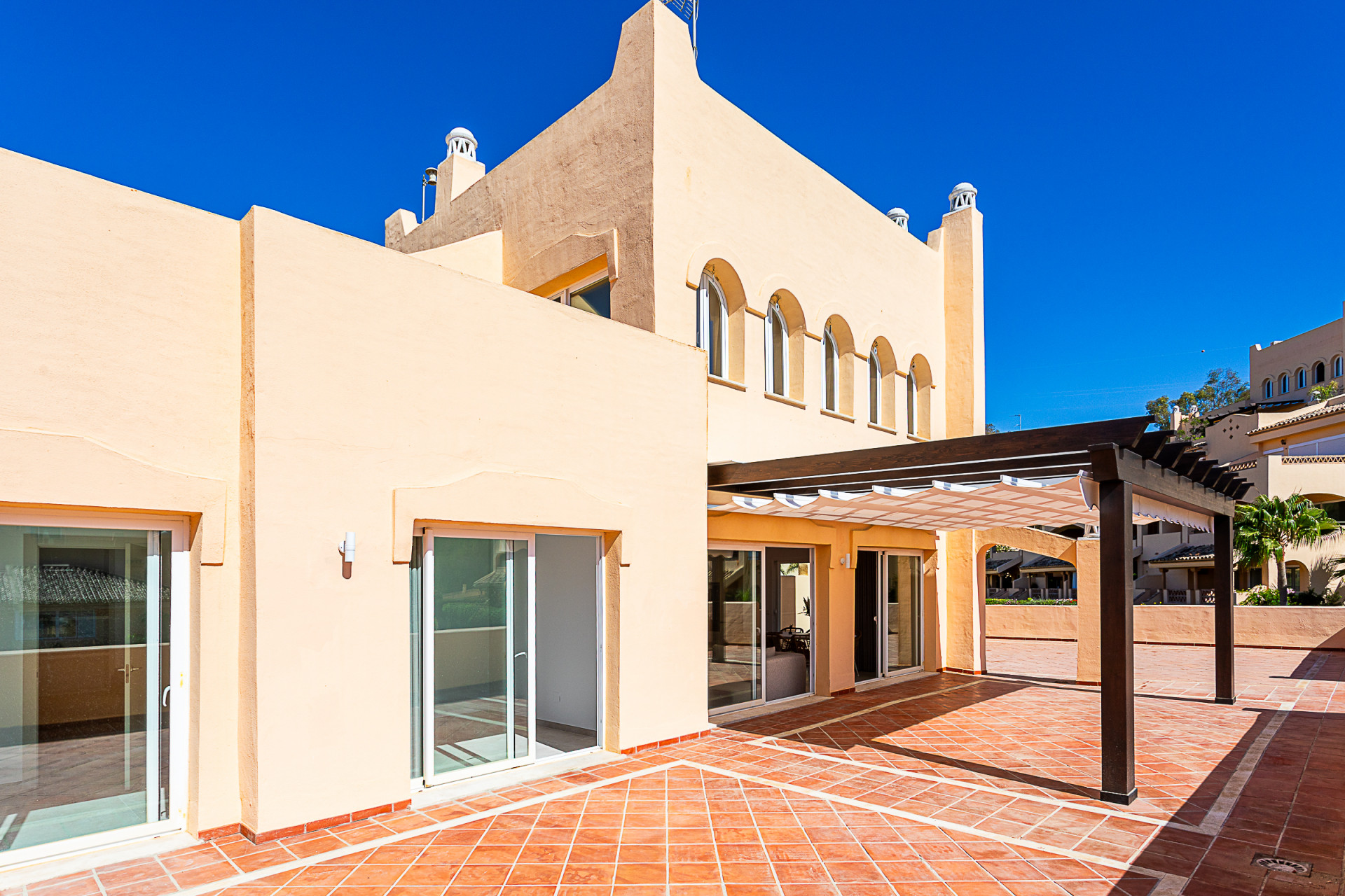 Turnkey 3-Bed Penthouse with Terrace & Pool in Marbella Este - Elviria — Marbella Este - Elviria