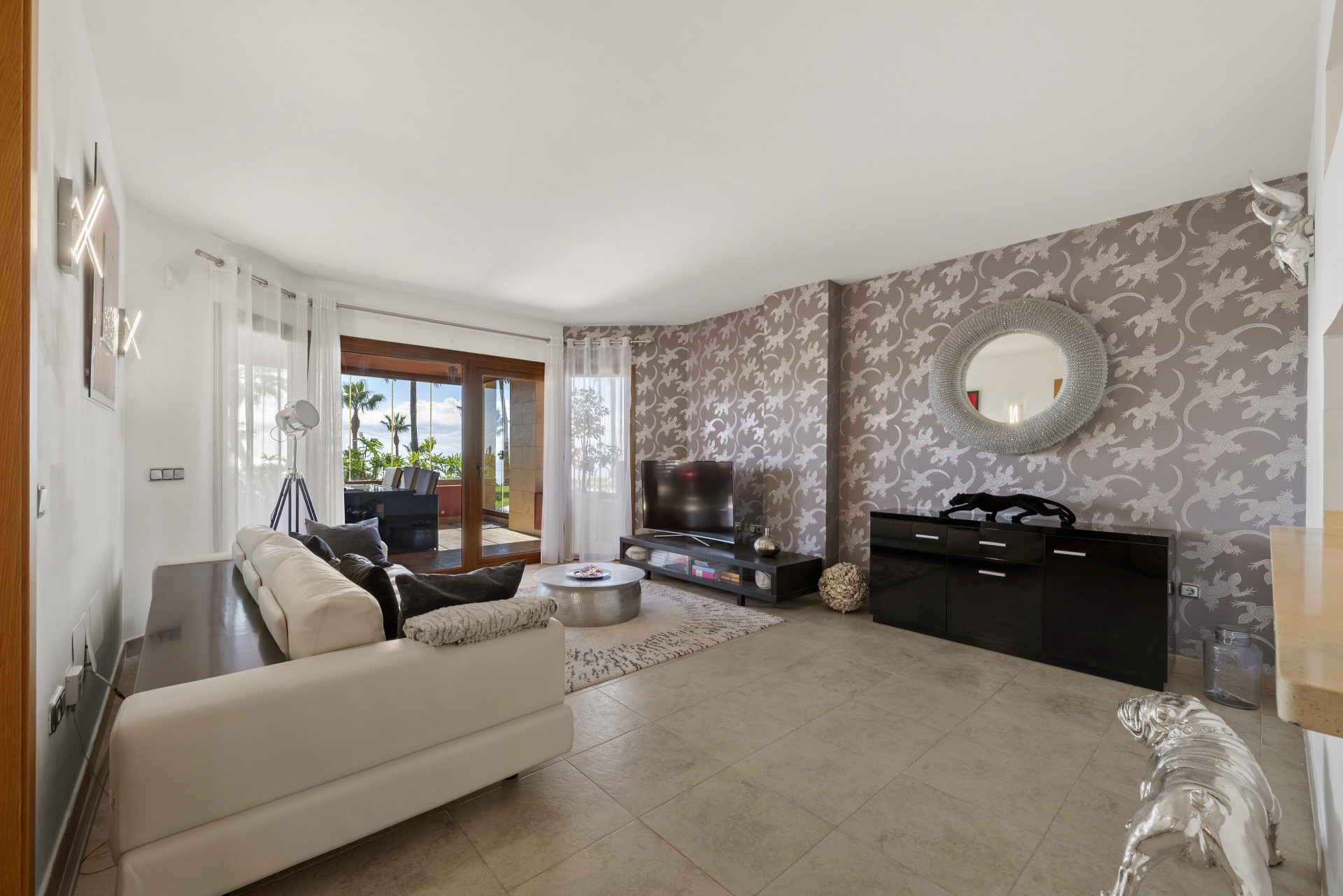 Ground Floor Apartment with Terrace & Sea Views, Reserva del Higuerón — Reserva del Higuerón