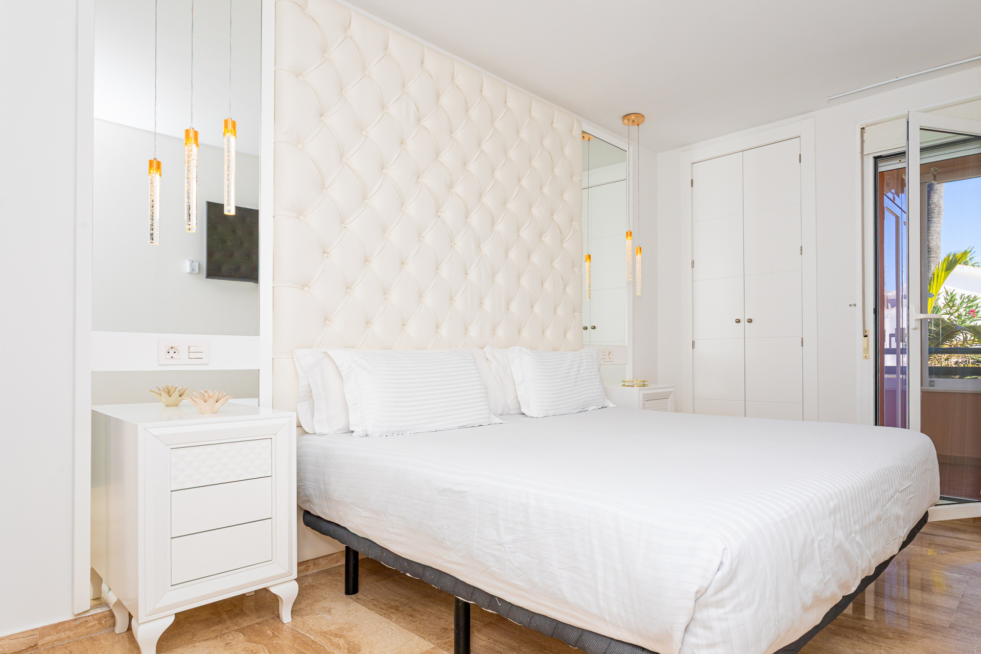 Renovated Sea View Corner Apartment in Alicate Playa, Marbella East — Marbella Este