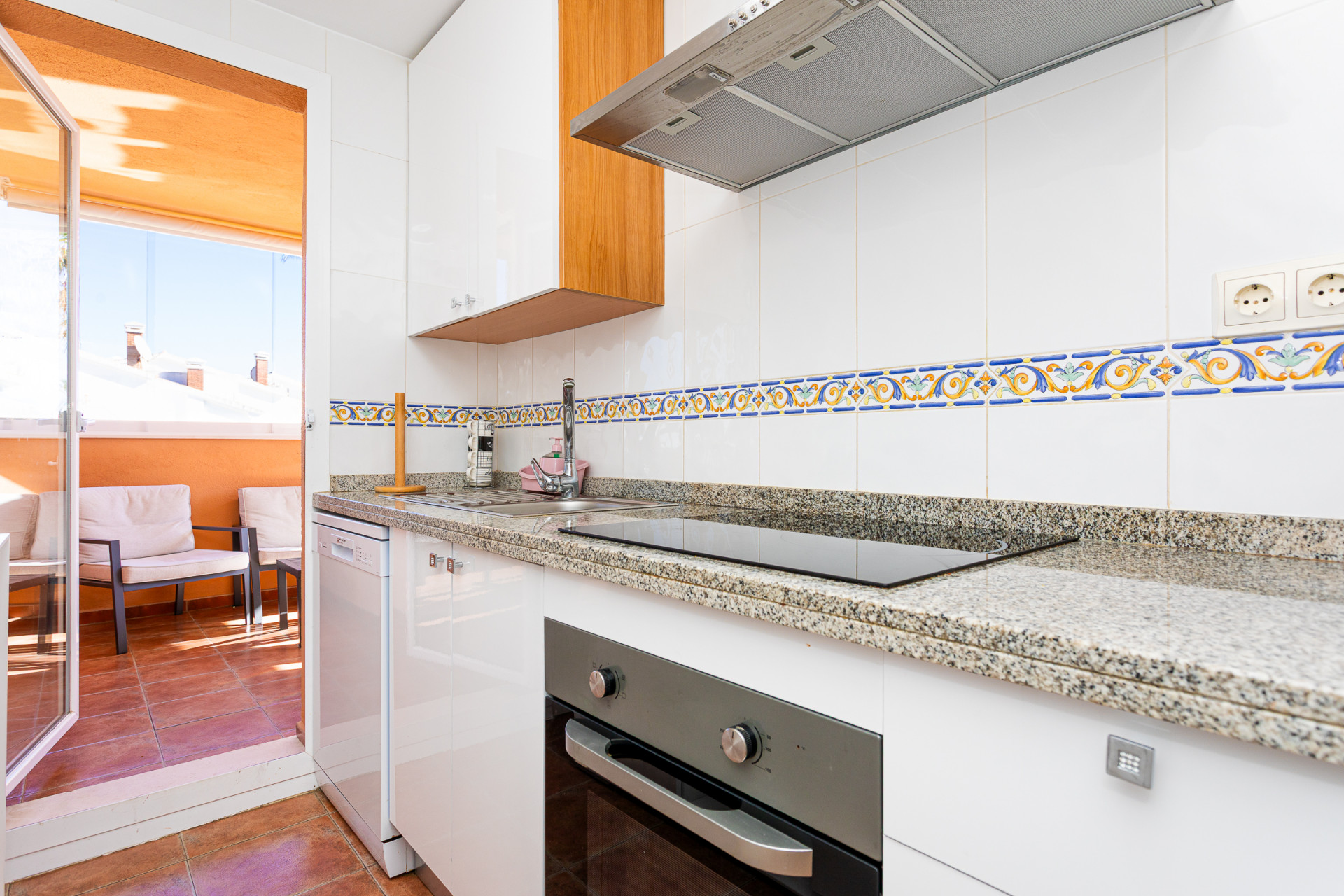Renovated Sea View Corner Apartment in Alicate Playa, Marbella East — Marbella Este