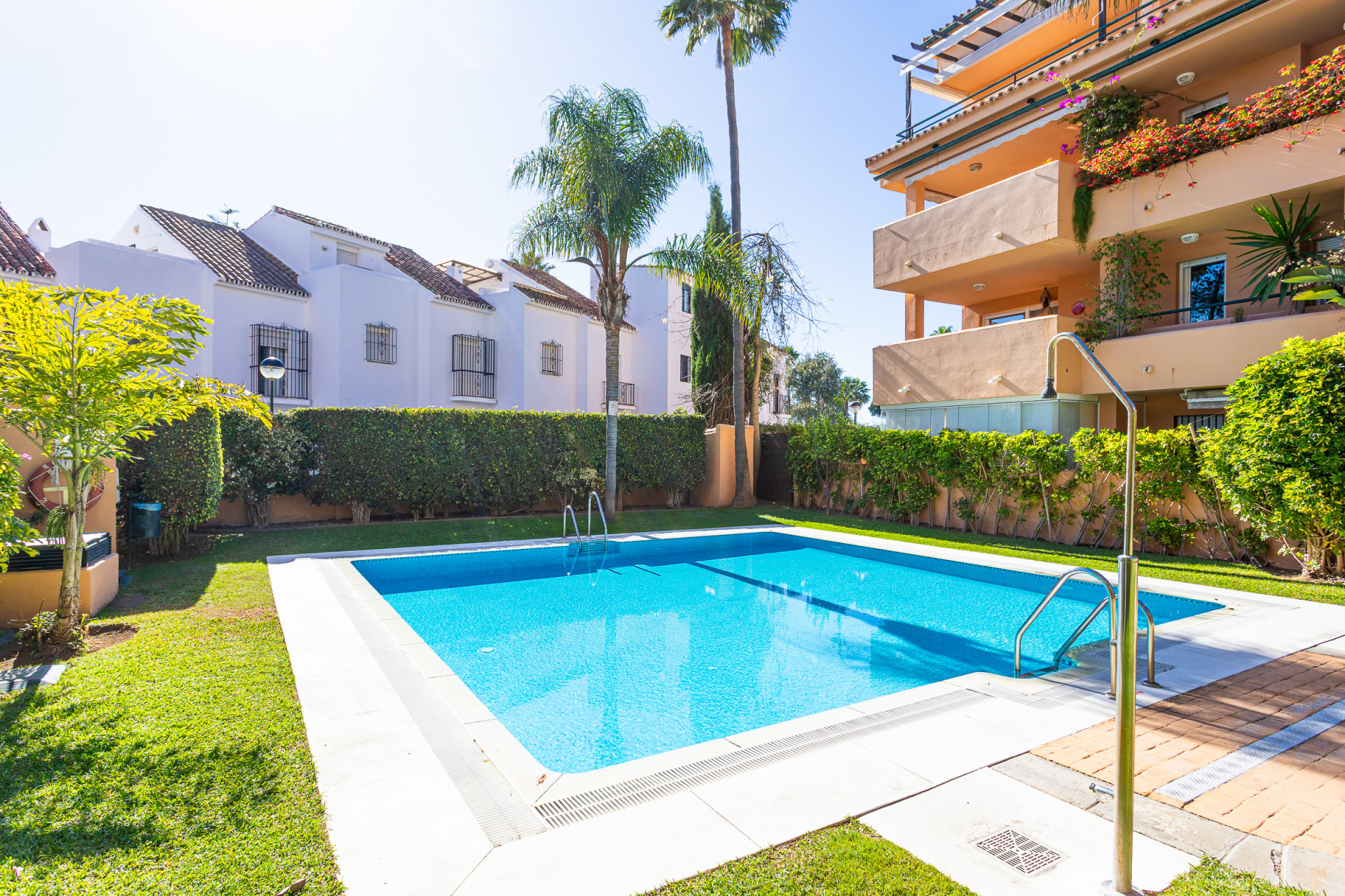 Renovated Sea View Corner Apartment in Alicate Playa, Marbella East — Marbella Este