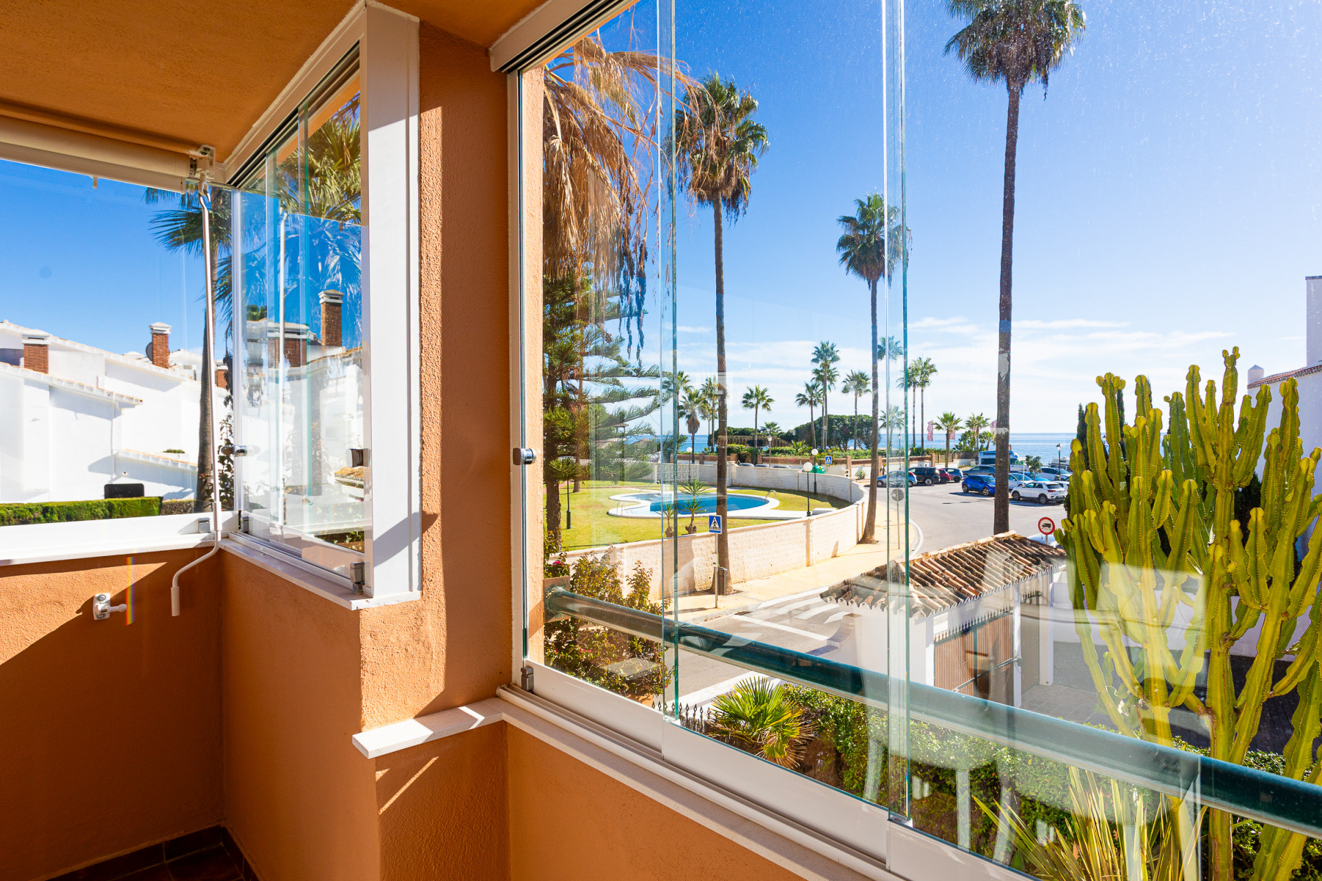 Renovated Sea View Corner Apartment in Alicate Playa, Marbella East — Marbella Este