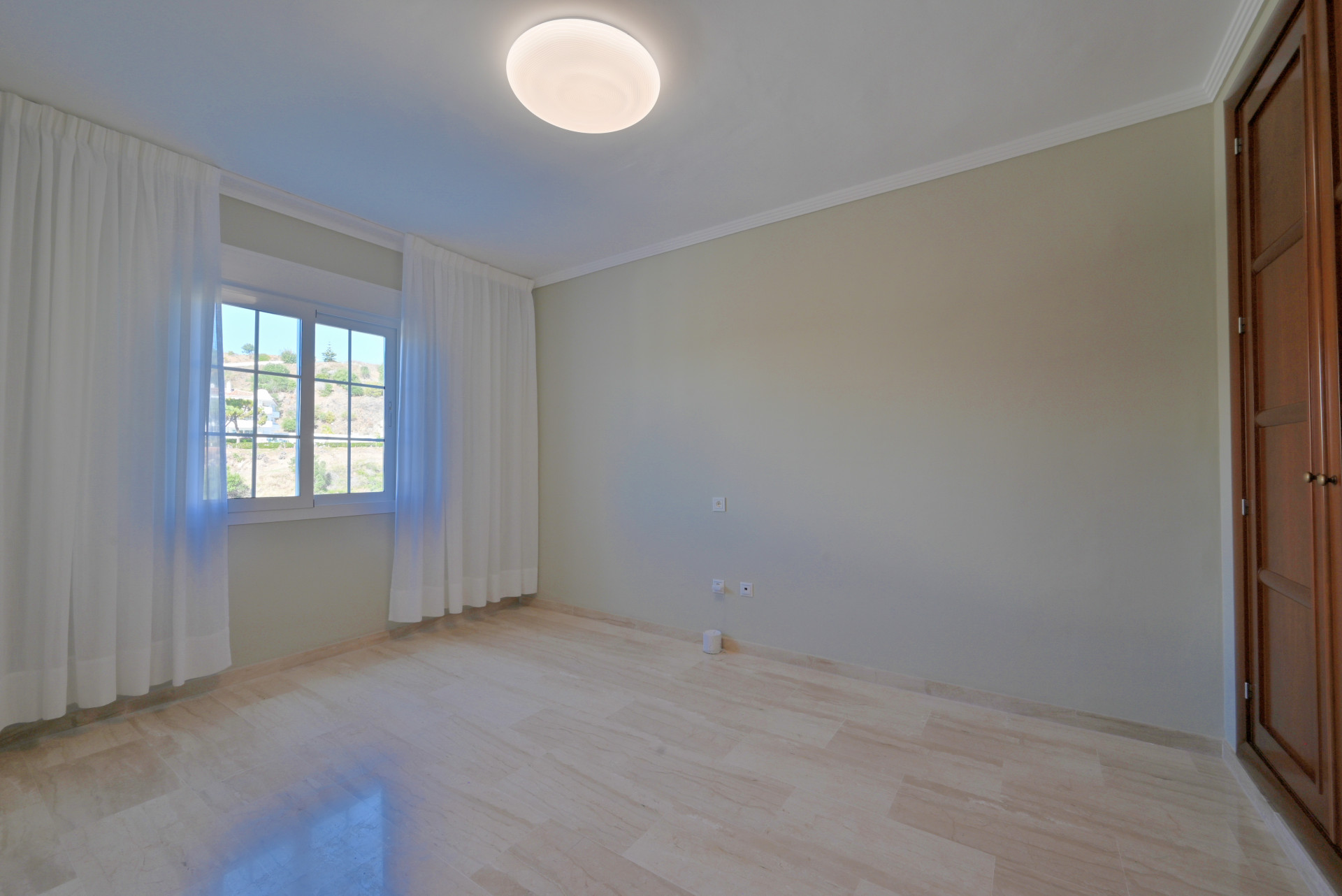 Spacious 4-Bed Town House with Pool in Calahonda, Malaga — Calahonda