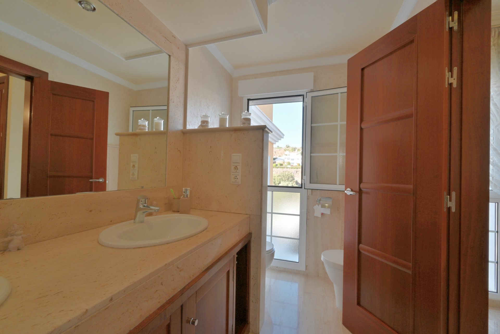Spacious 4-Bed Town House with Pool in Calahonda, Malaga — Calahonda