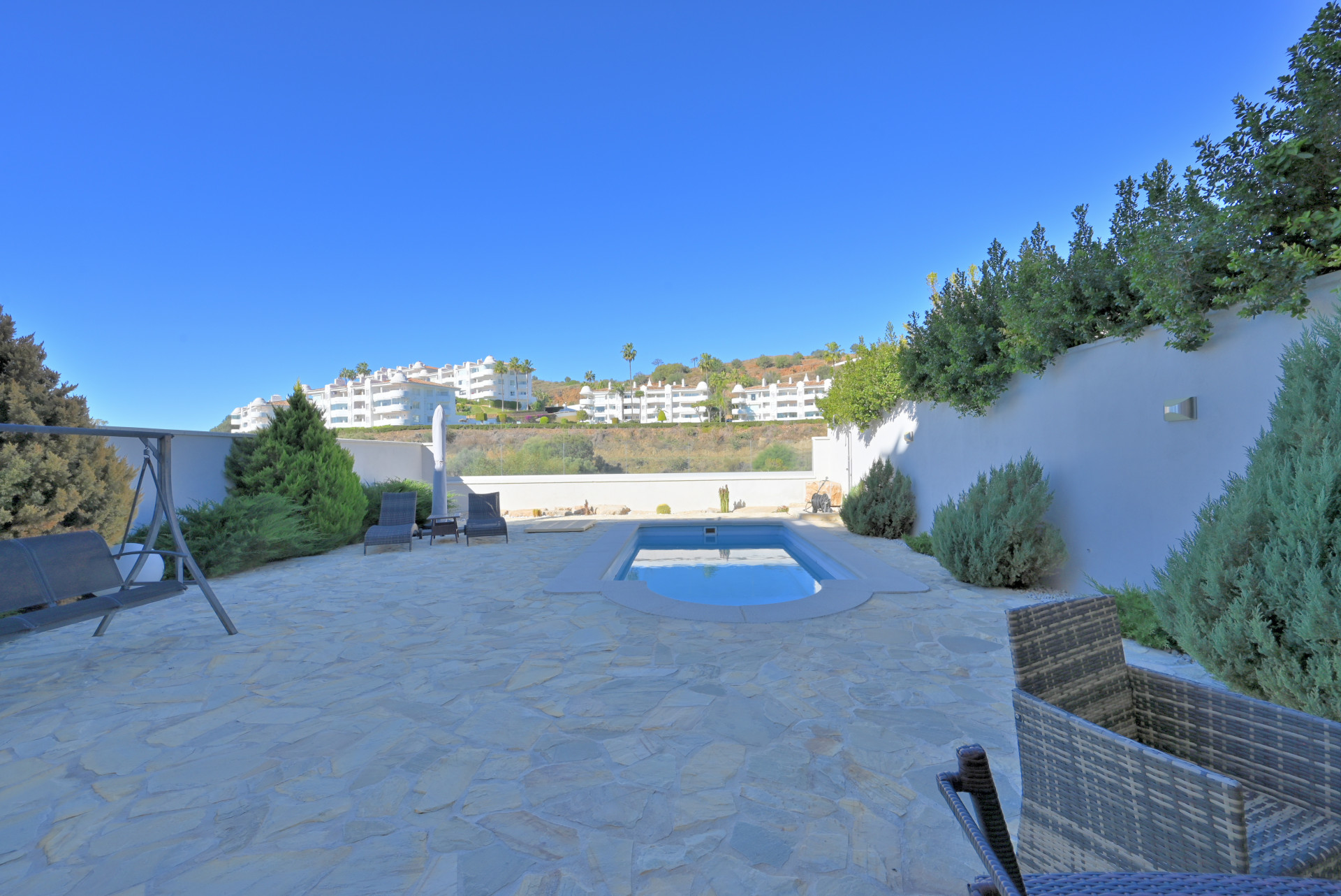 Spacious 4-Bed Town House with Pool in Calahonda, Malaga — Calahonda