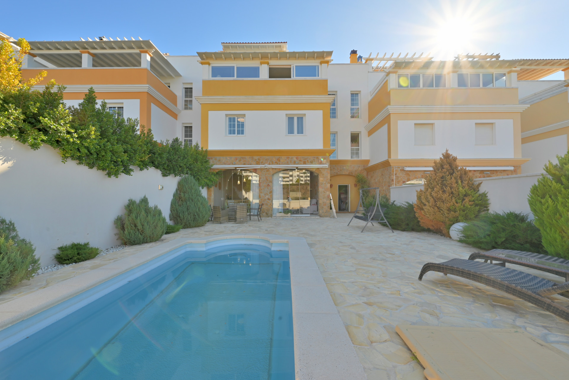 Spacious 4-Bed Town House with Pool in Calahonda, Malaga — Calahonda