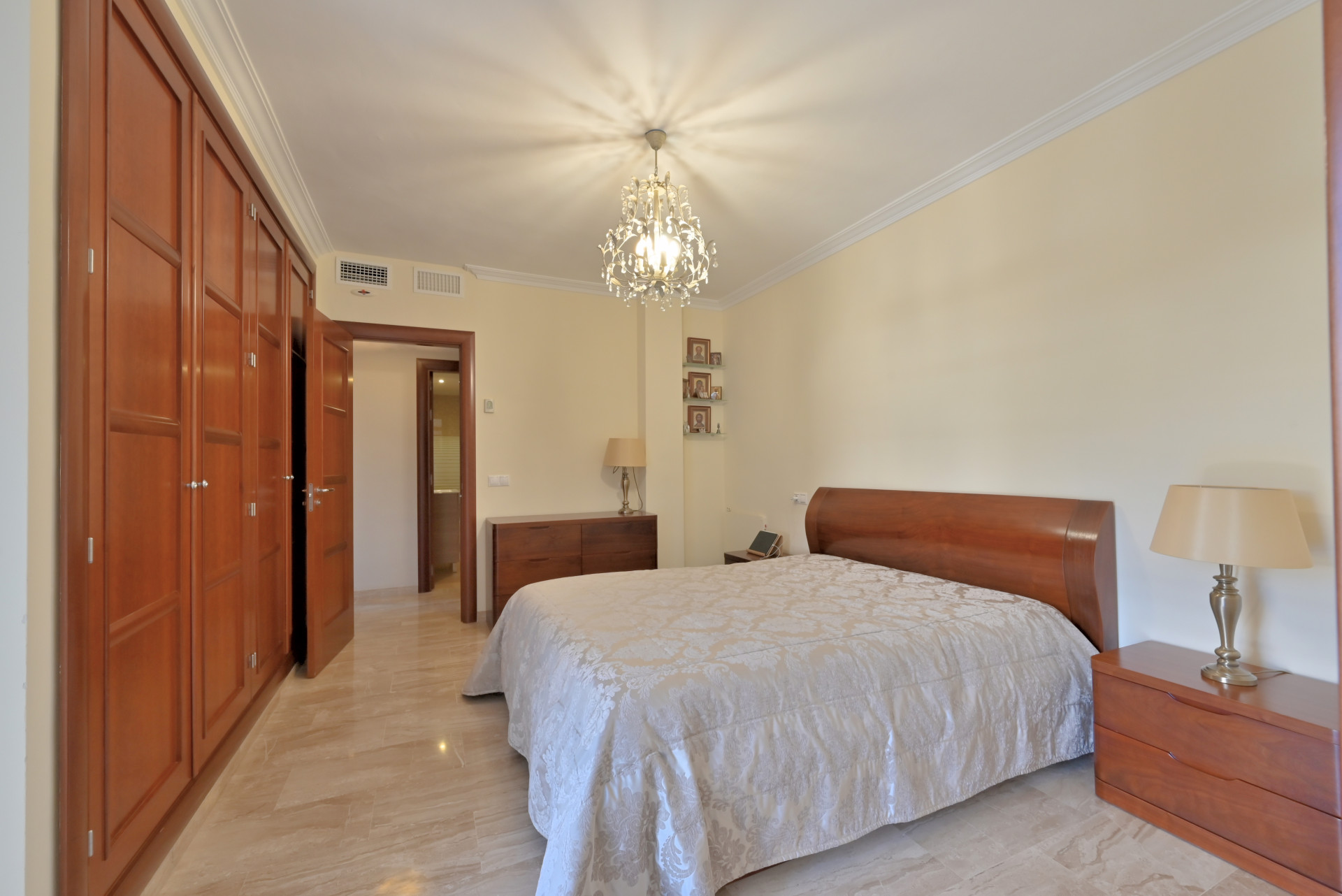 Spacious 4-Bed Town House with Pool in Calahonda, Malaga — Calahonda