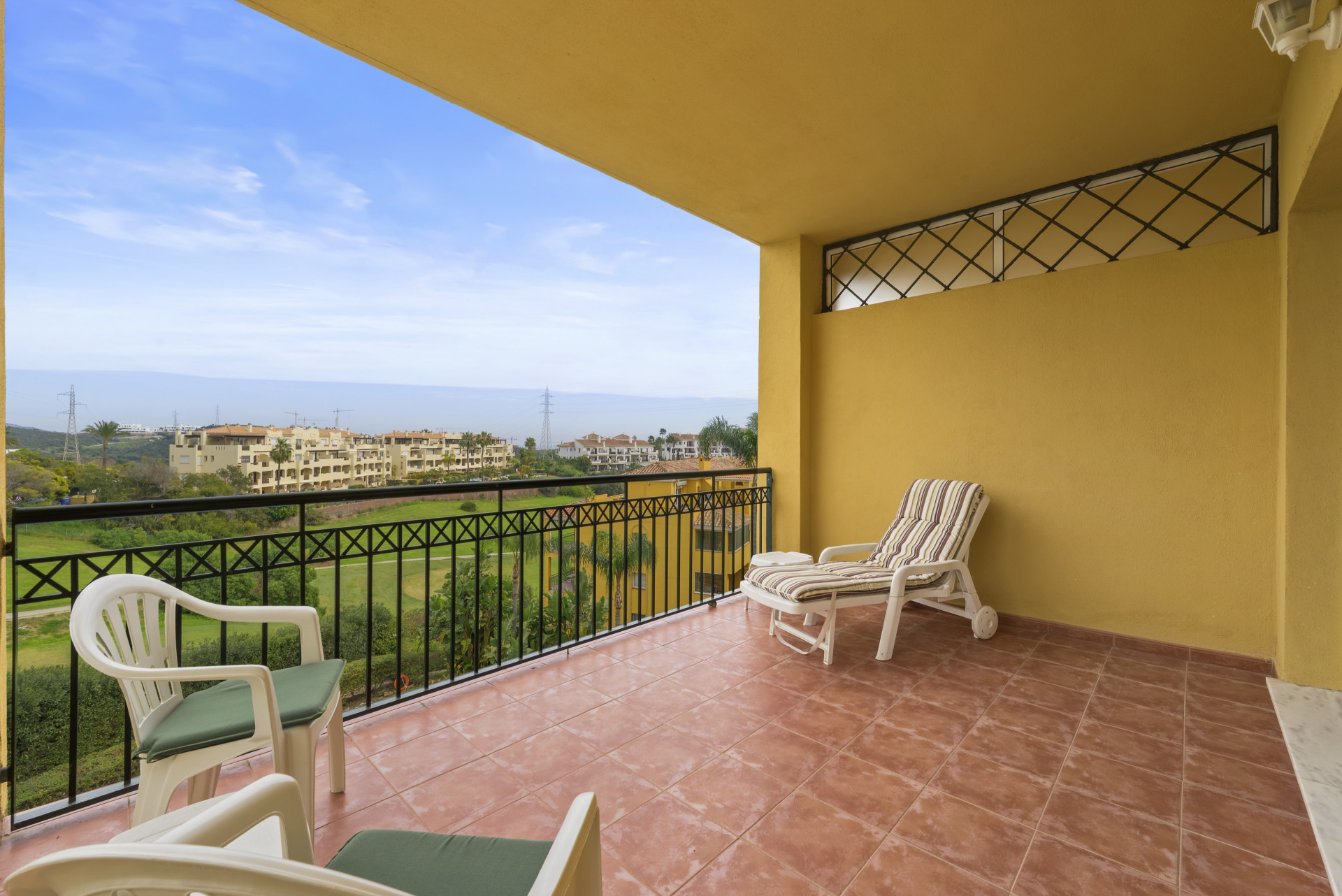 2-Bed Frontline Golf Apartment with Pool Views, Miraflores Golf — Miraflores Golf