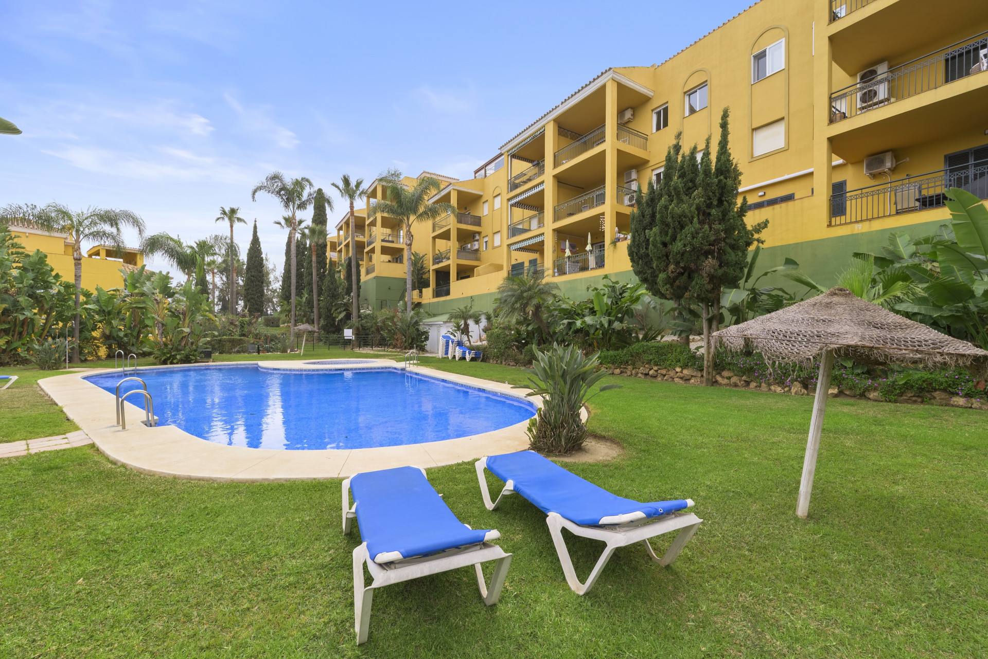 2-Bed Frontline Golf Apartment with Pool Views, Miraflores Golf — Miraflores Golf