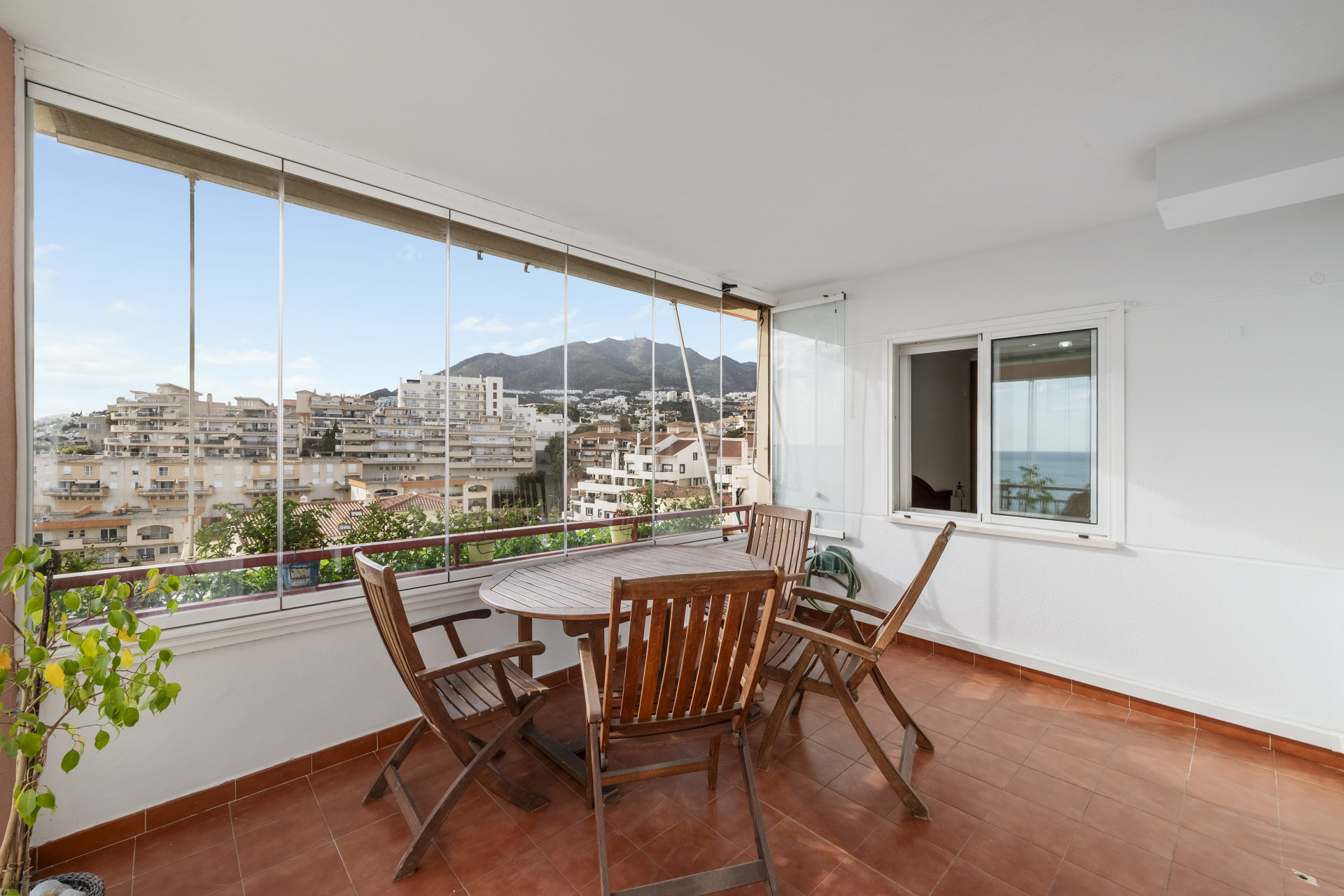 Sea-View 3-Bed Apartment with Terrace, Torrequebrada, Benalmadena — Benalmadena Costa