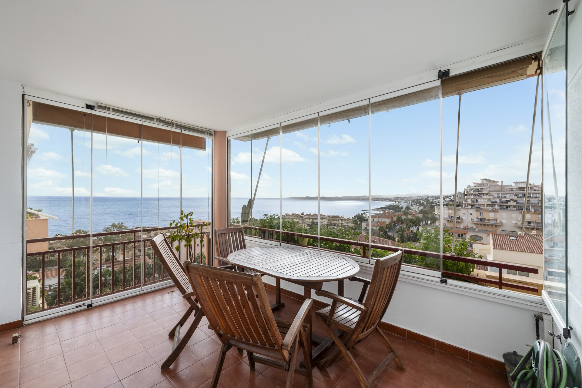 Sea-View 3-Bed Apartment with Terrace, Torrequebrada, Benalmadena — Benalmadena Costa