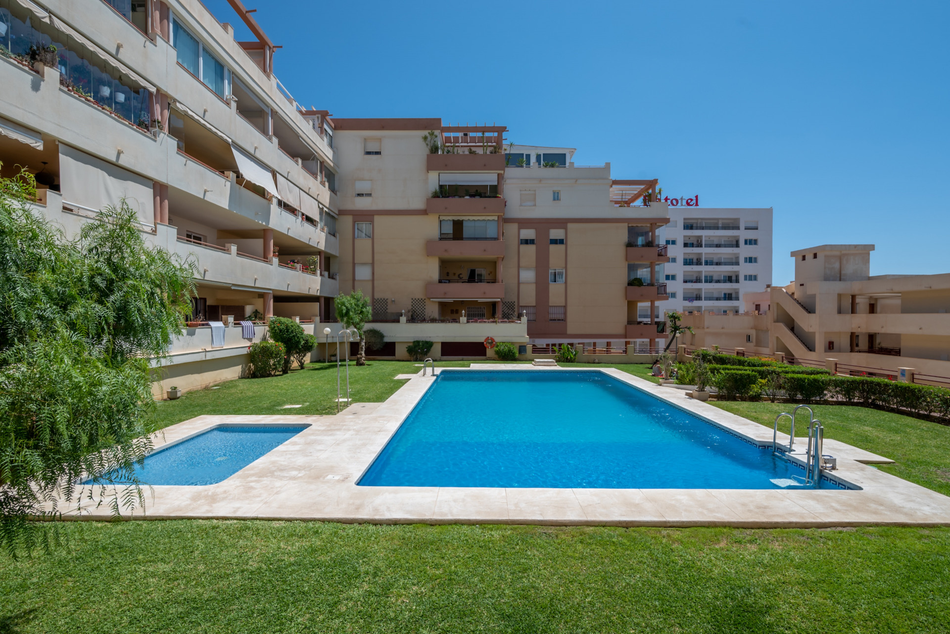 Sea-View 3-Bed Apartment with Terrace, Torrequebrada, Benalmadena — Benalmadena Costa
