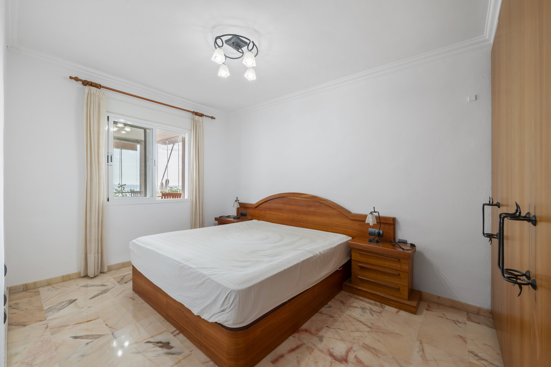 Sea-View 3-Bed Apartment with Terrace, Torrequebrada, Benalmadena — Benalmadena Costa