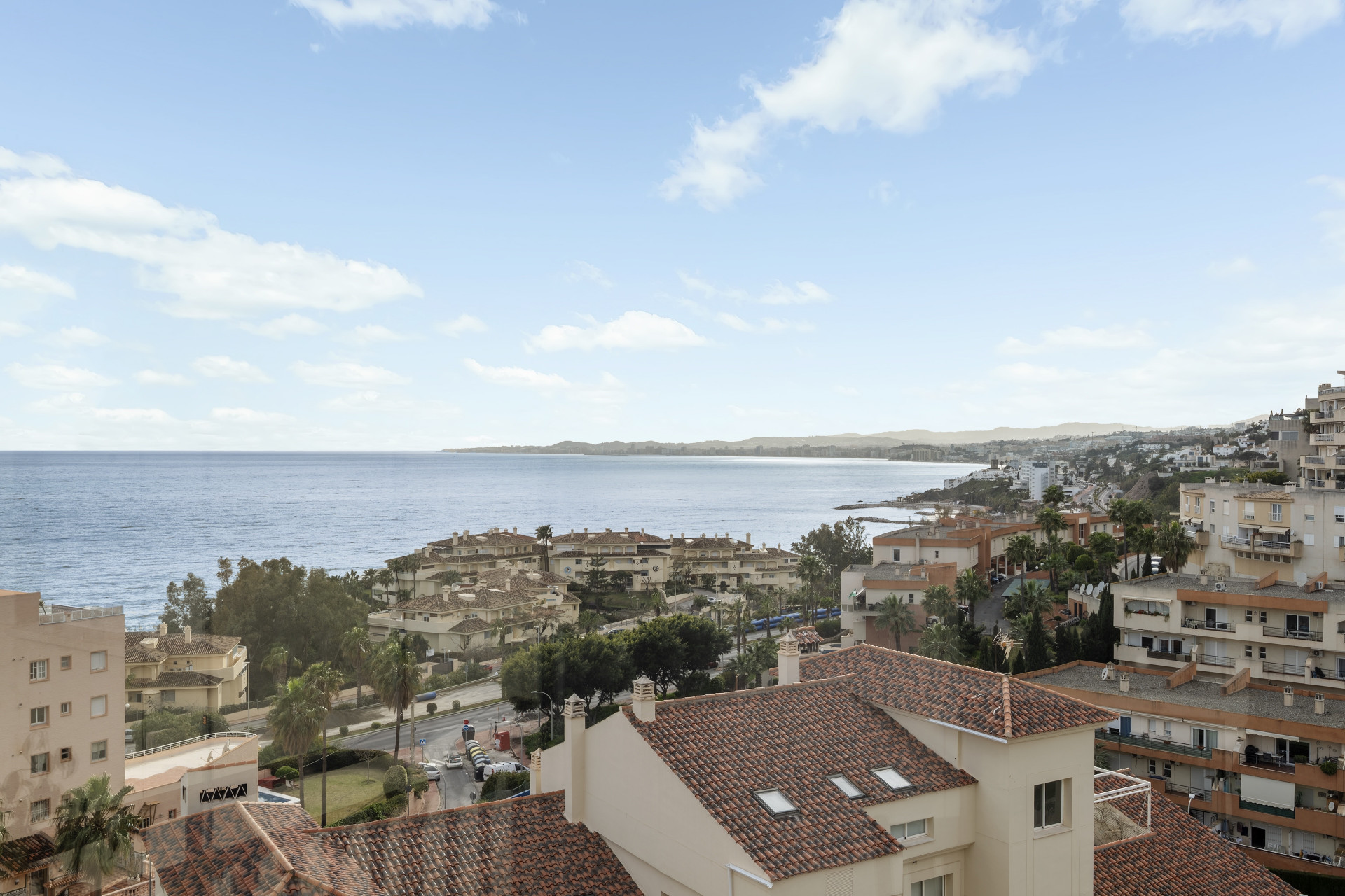 Sea-View 3-Bed Apartment with Terrace, Torrequebrada, Benalmadena — Benalmadena Costa