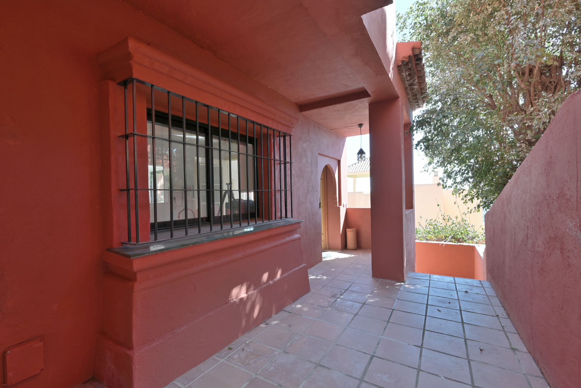 Bright 2-Bed Apartment with Sea Views & Exclusive Patio, Calahonda — Calahonda