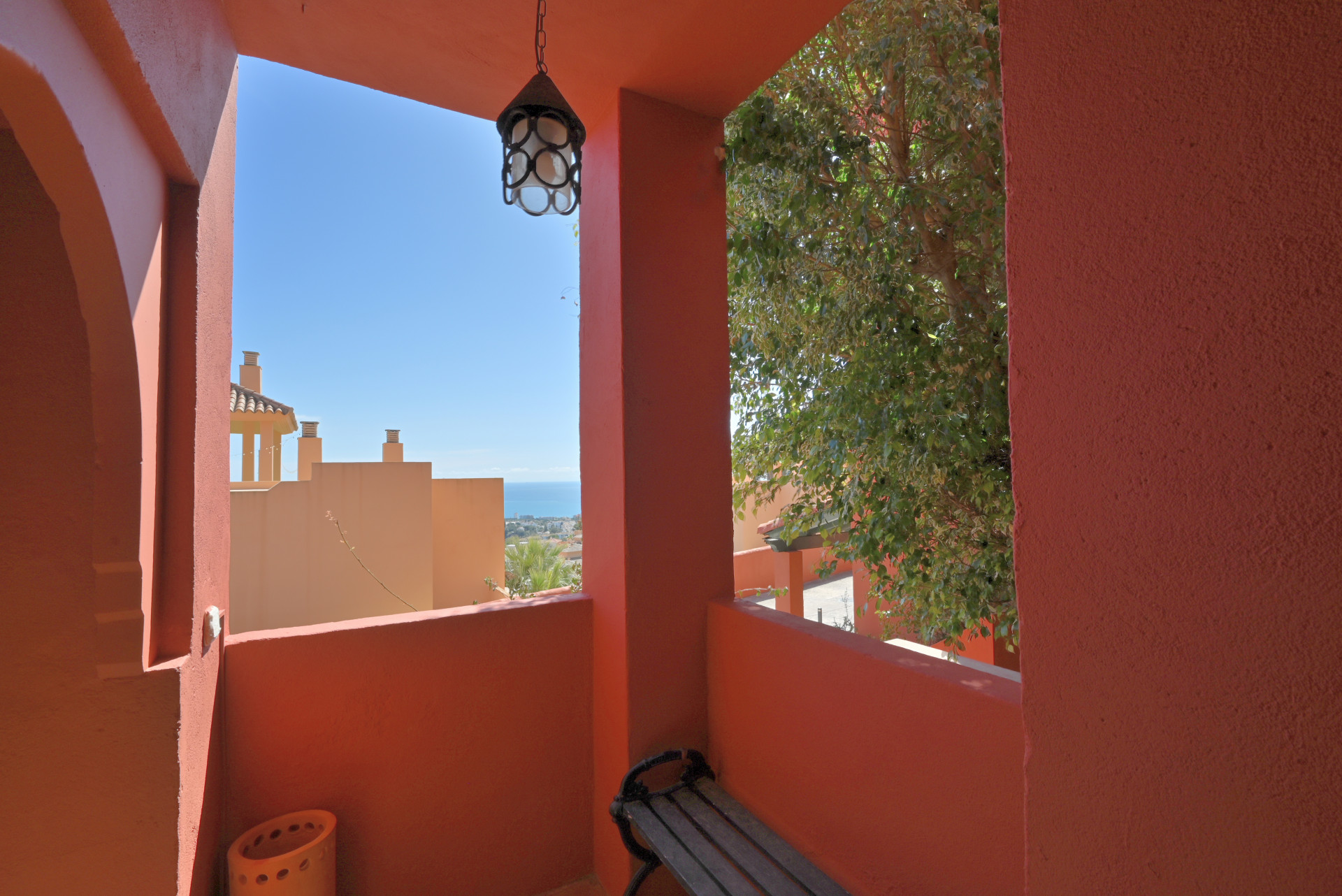 Bright 2-Bed Apartment with Sea Views & Exclusive Patio, Calahonda — Calahonda