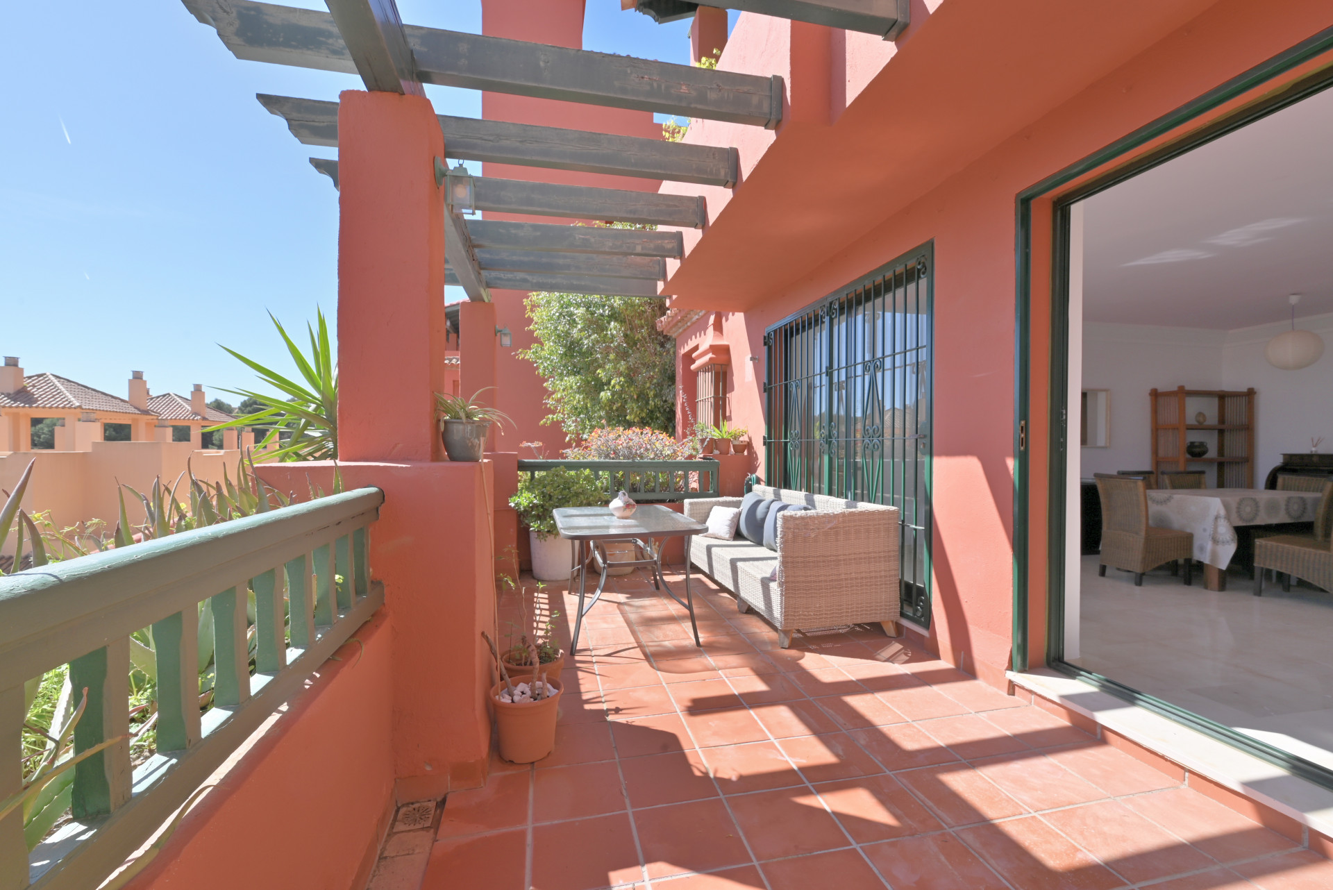 Bright 2-Bed Apartment with Sea Views & Exclusive Patio, Calahonda — Calahonda