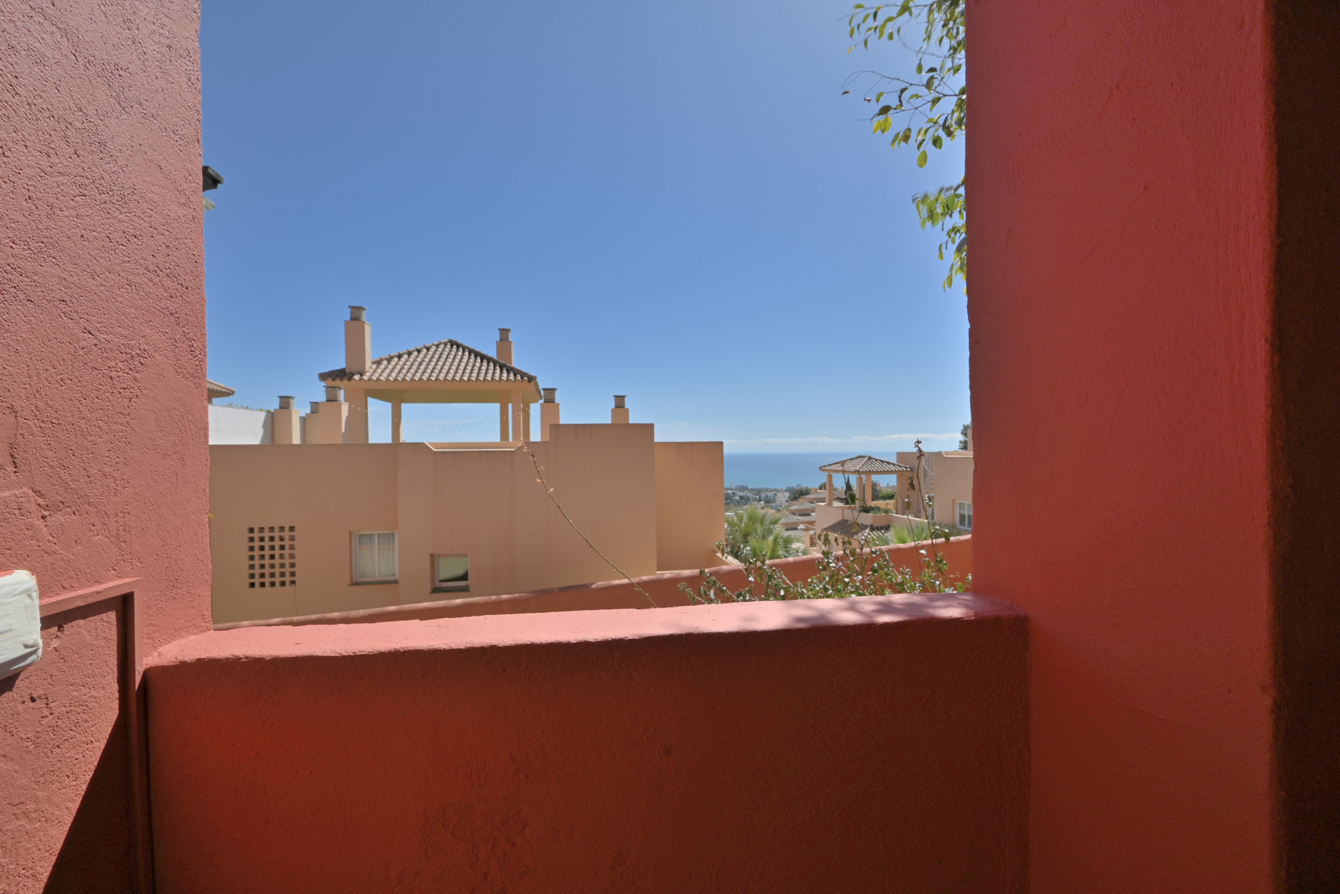 Bright 2-Bed Apartment with Sea Views & Exclusive Patio, Calahonda — Calahonda