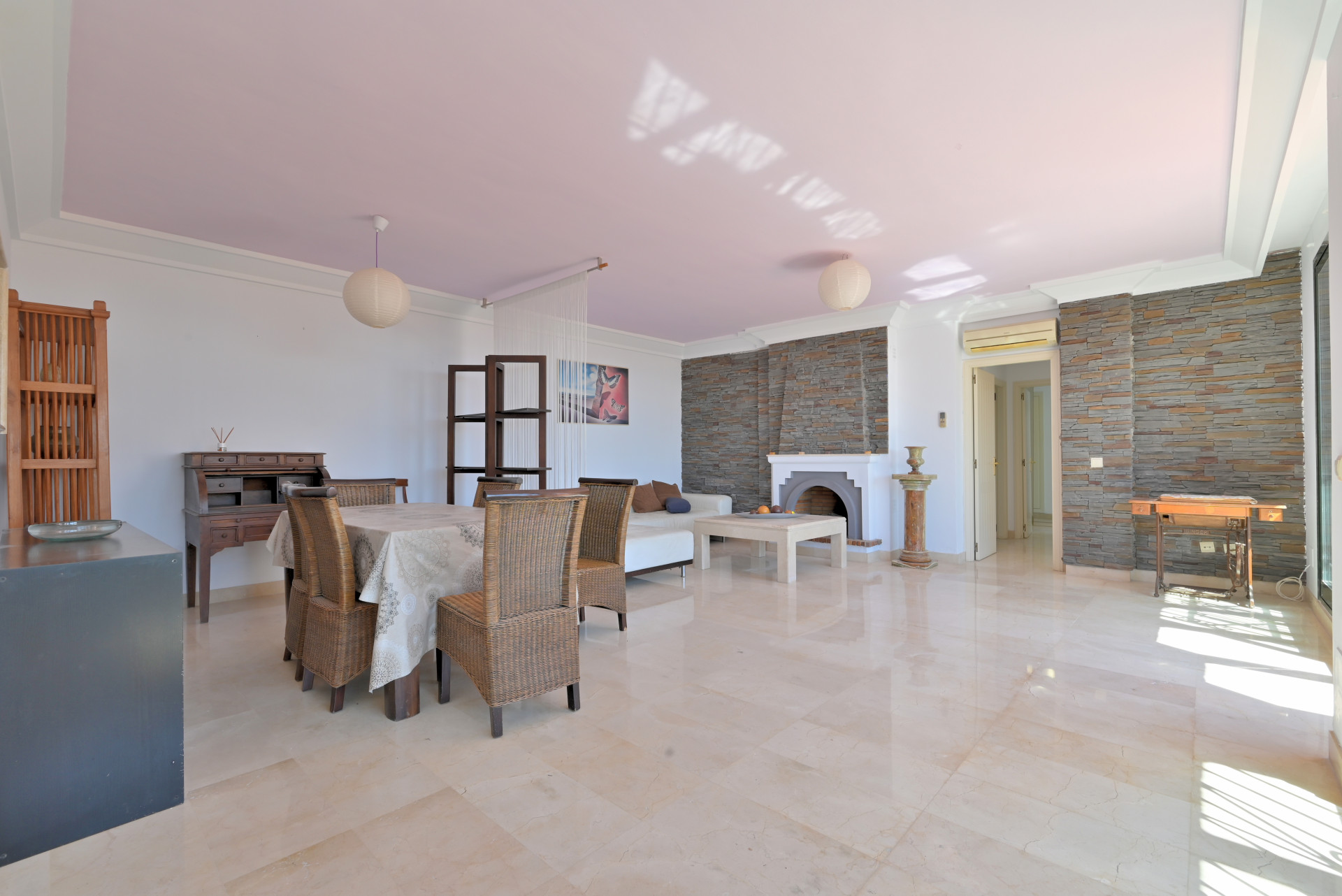 Bright 2-Bed Apartment with Sea Views & Exclusive Patio, Calahonda — Calahonda