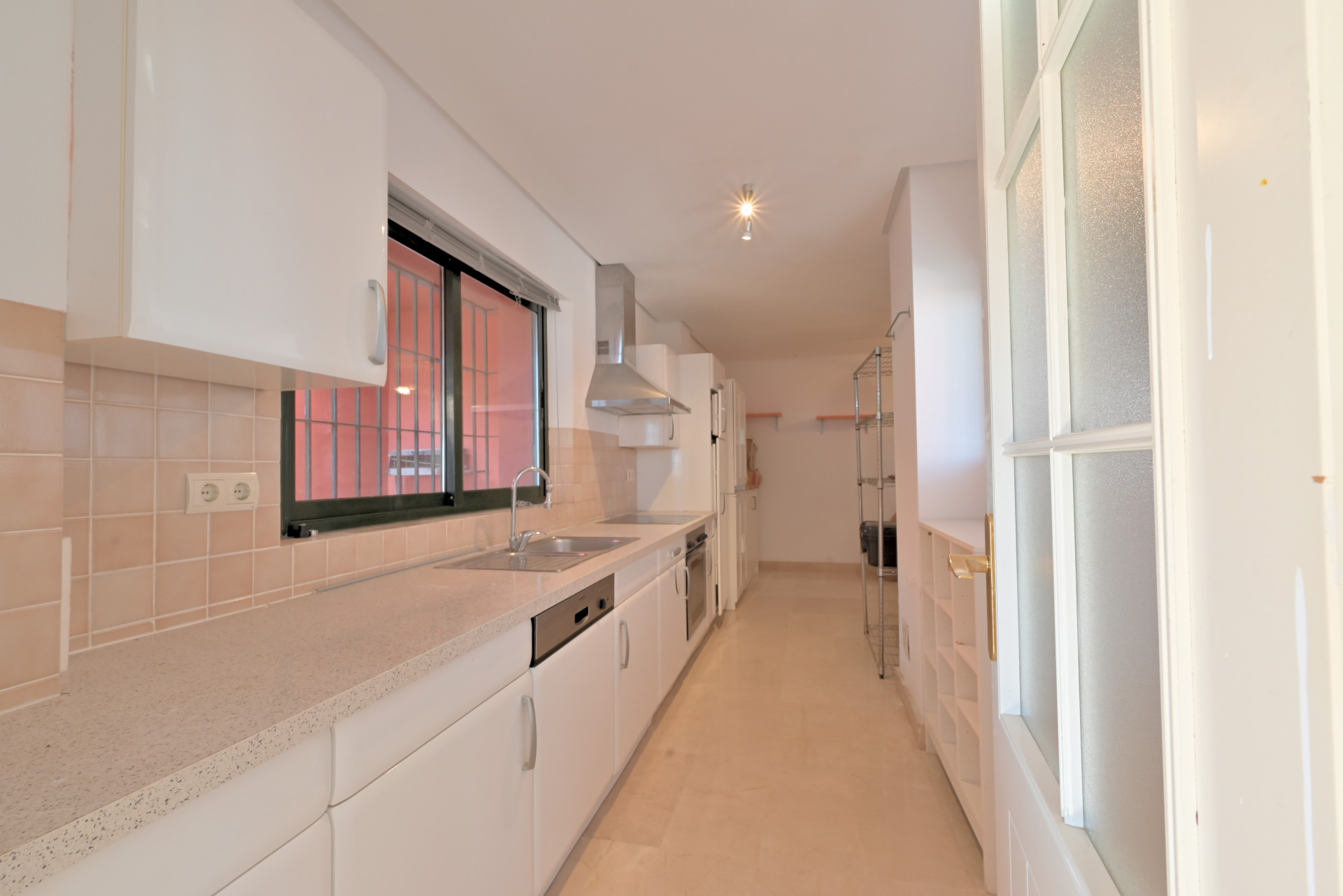 Bright 2-Bed Apartment with Sea Views & Exclusive Patio, Calahonda — Calahonda