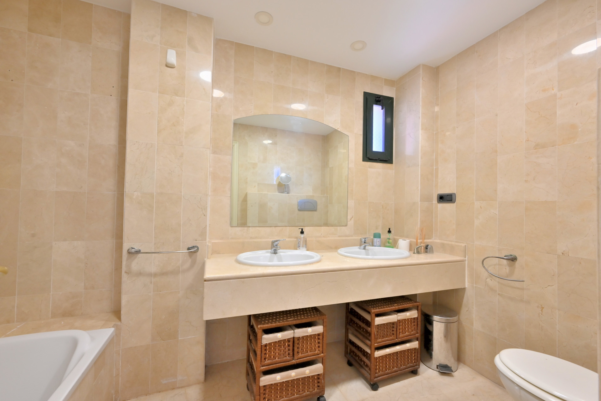 Bright 2-Bed Apartment with Sea Views & Exclusive Patio, Calahonda — Calahonda