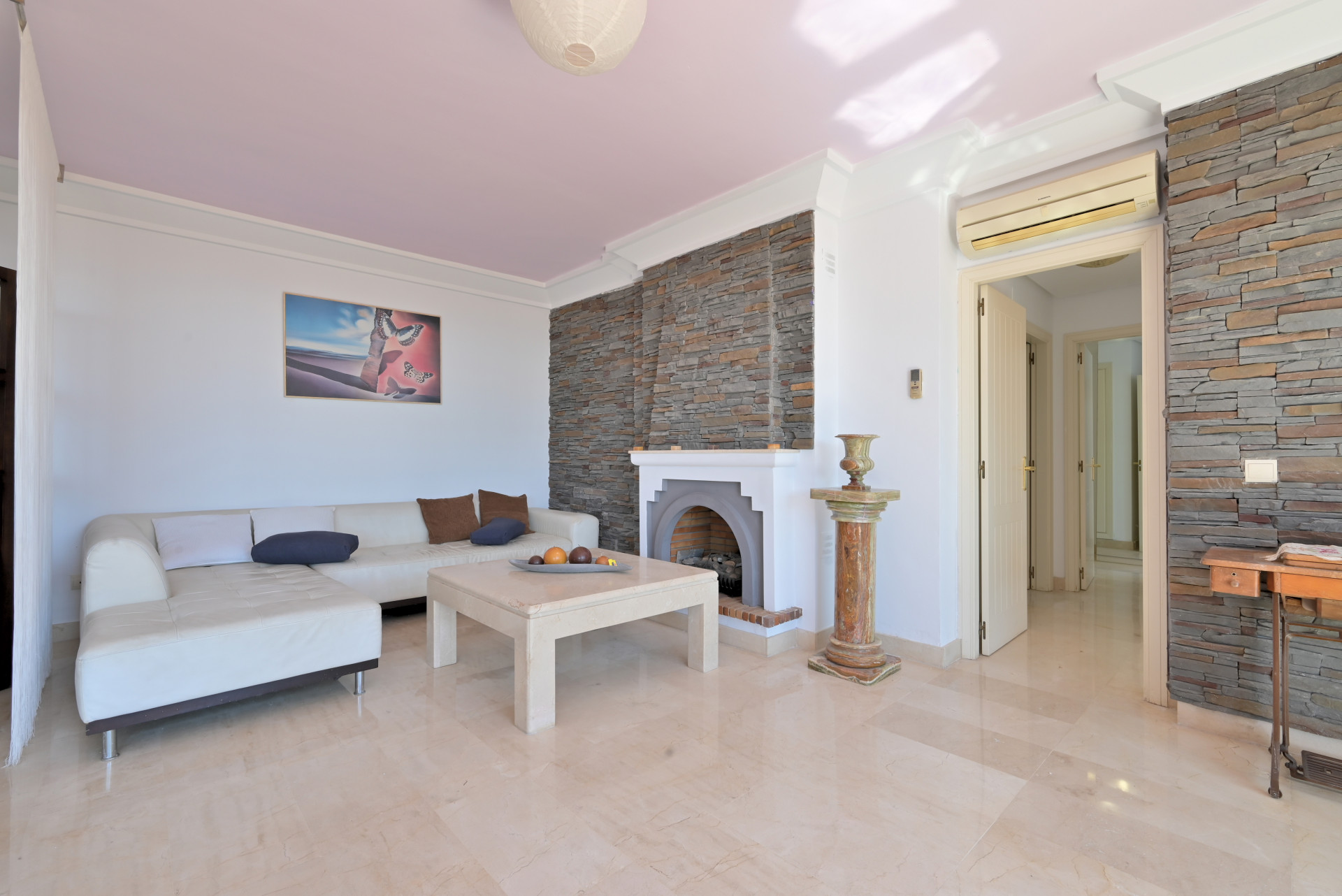 Bright 2-Bed Apartment with Sea Views & Exclusive Patio, Calahonda — Calahonda
