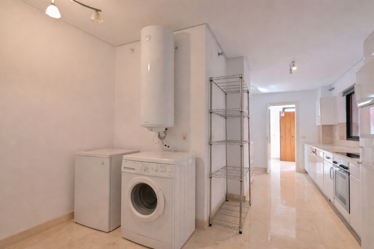 Bright 2-Bed Apartment with Sea Views & Exclusive Patio, Calahonda — Calahonda