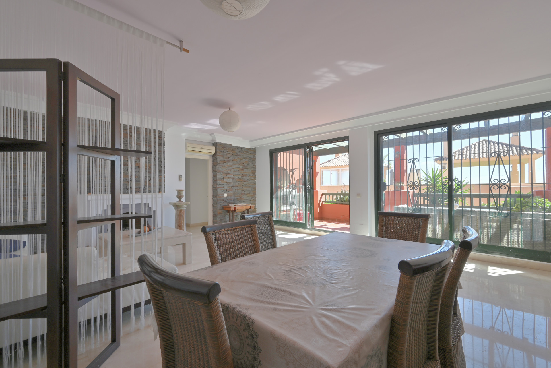 Bright 2-Bed Apartment with Sea Views & Exclusive Patio, Calahonda — Calahonda