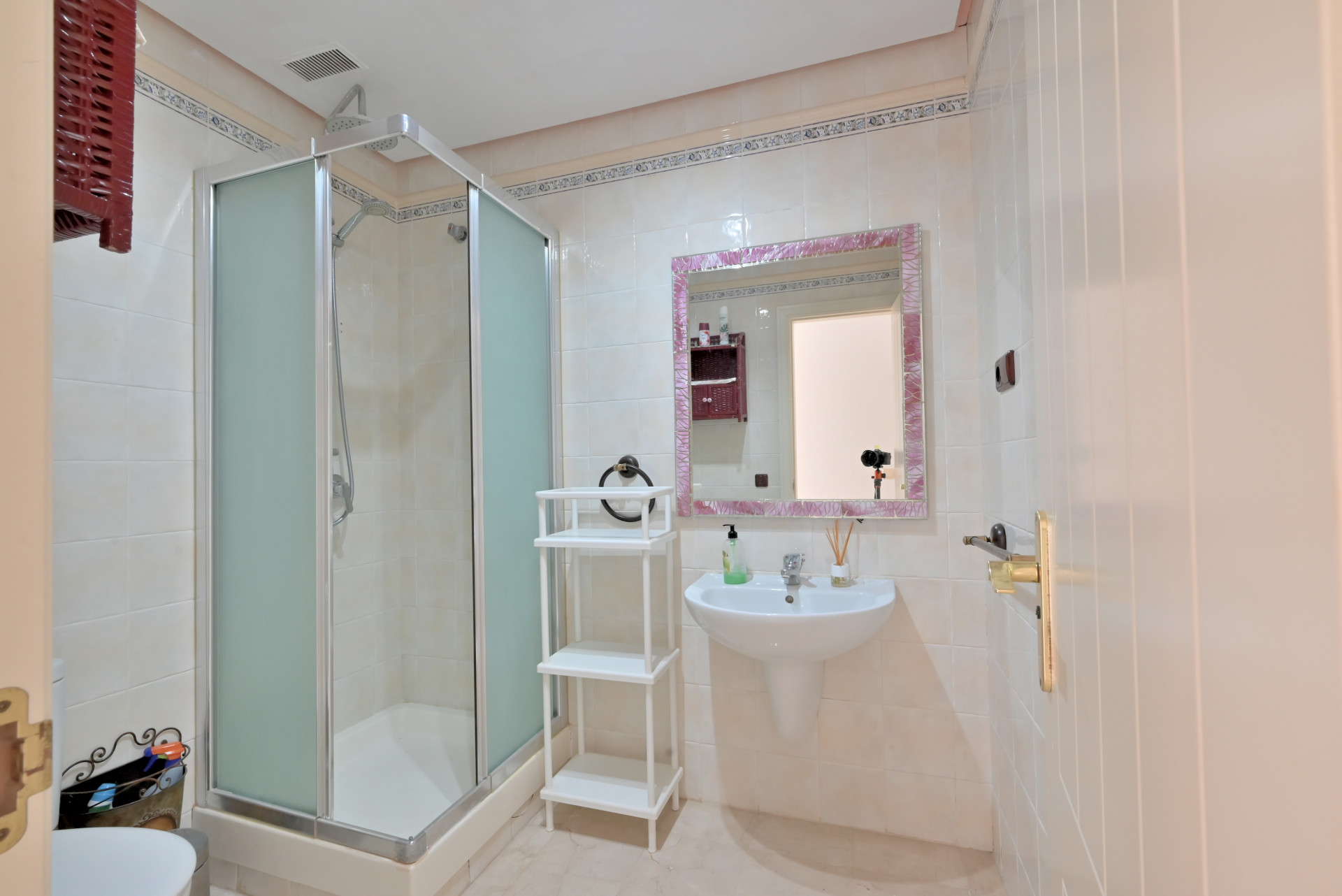 Bright 2-Bed Apartment with Sea Views & Exclusive Patio, Calahonda — Calahonda