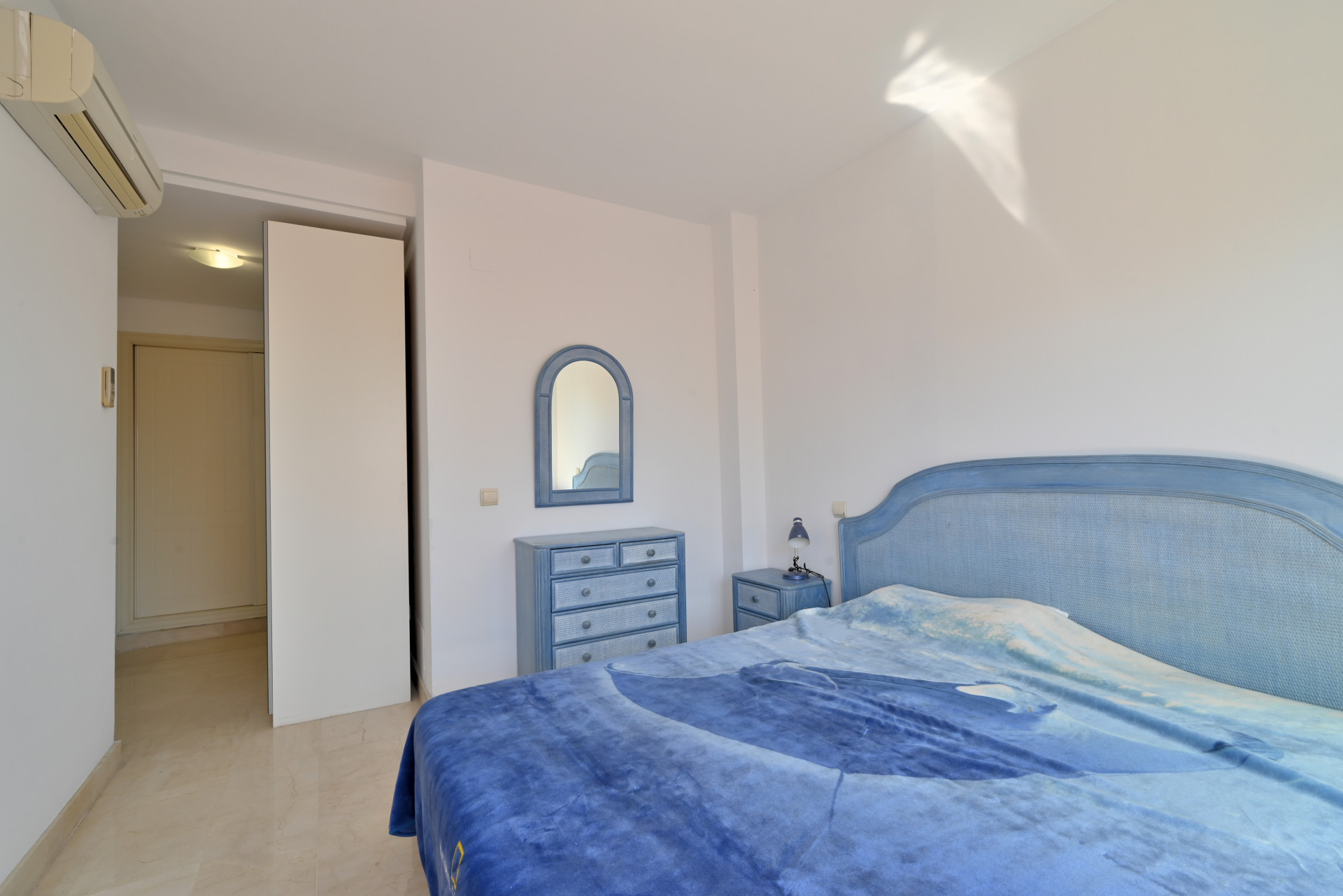 Bright 2-Bed Apartment with Sea Views & Exclusive Patio, Calahonda — Calahonda