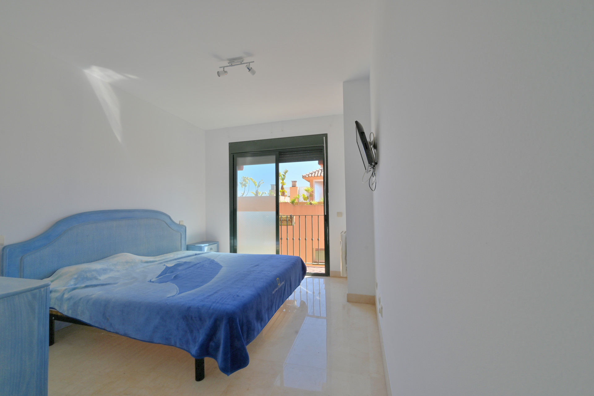 Bright 2-Bed Apartment with Sea Views & Exclusive Patio, Calahonda — Calahonda