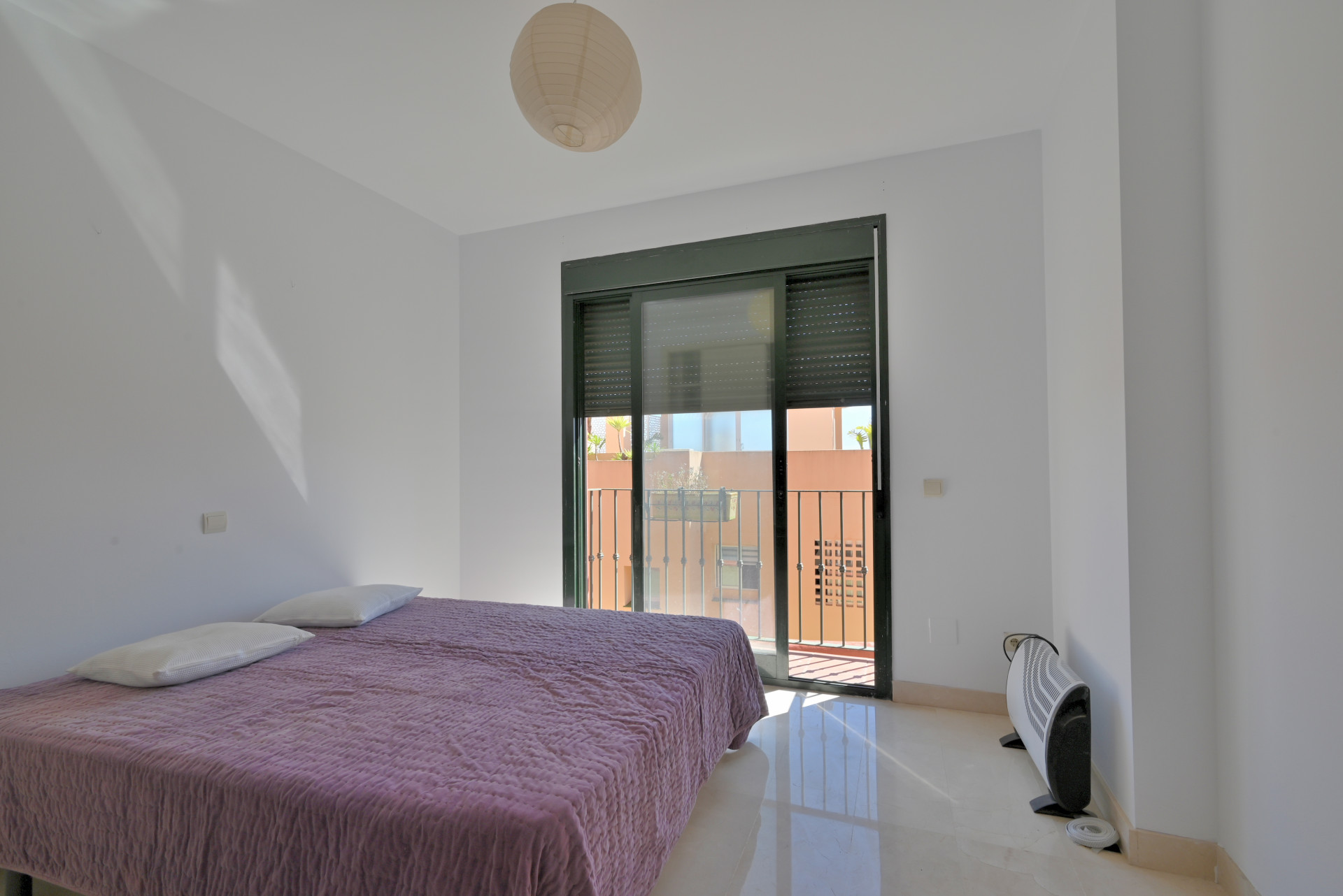 Bright 2-Bed Apartment with Sea Views & Exclusive Patio, Calahonda — Calahonda