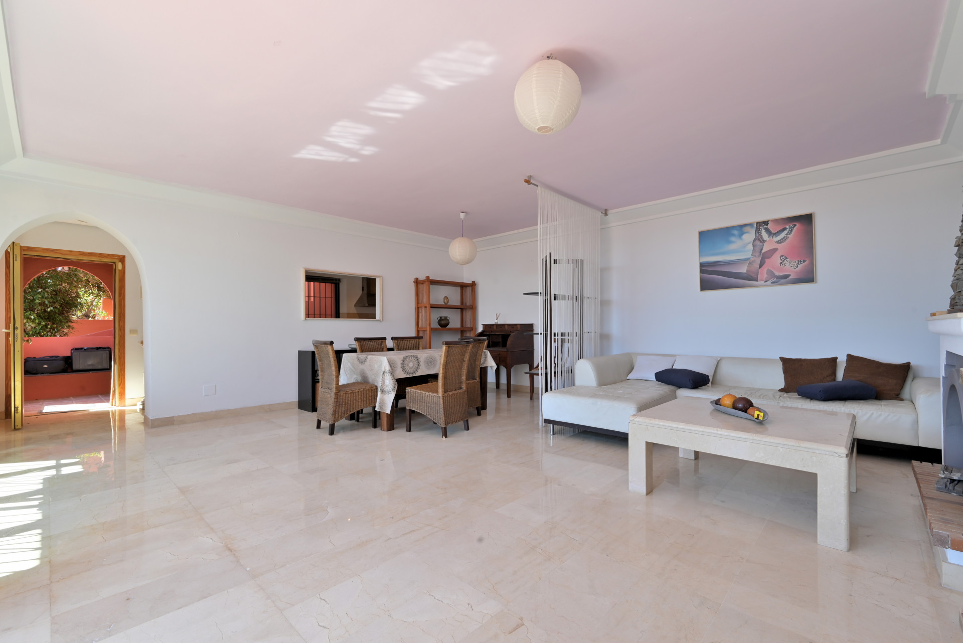 Bright 2-Bed Apartment with Sea Views & Exclusive Patio, Calahonda — Calahonda