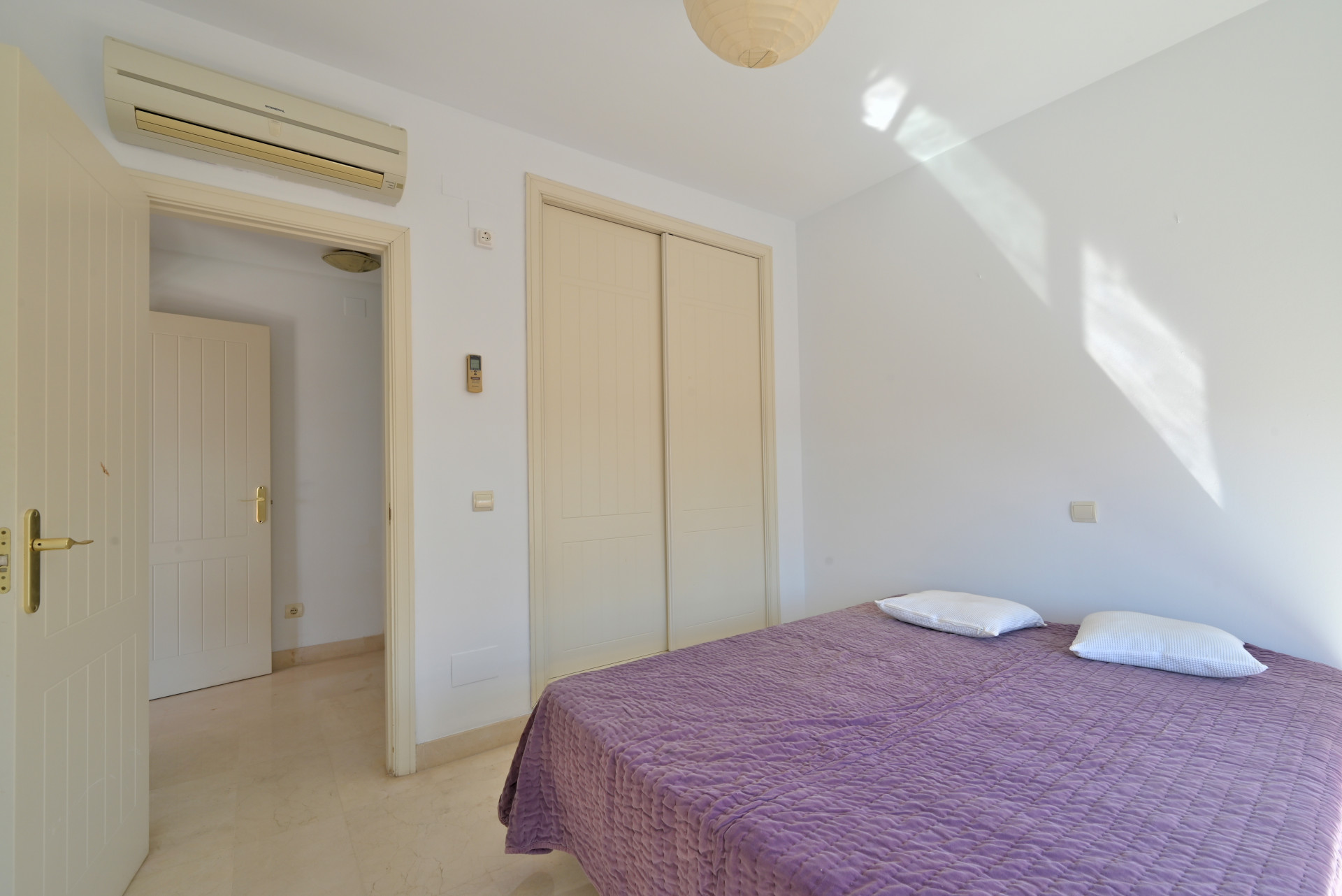Bright 2-Bed Apartment with Sea Views & Exclusive Patio, Calahonda — Calahonda