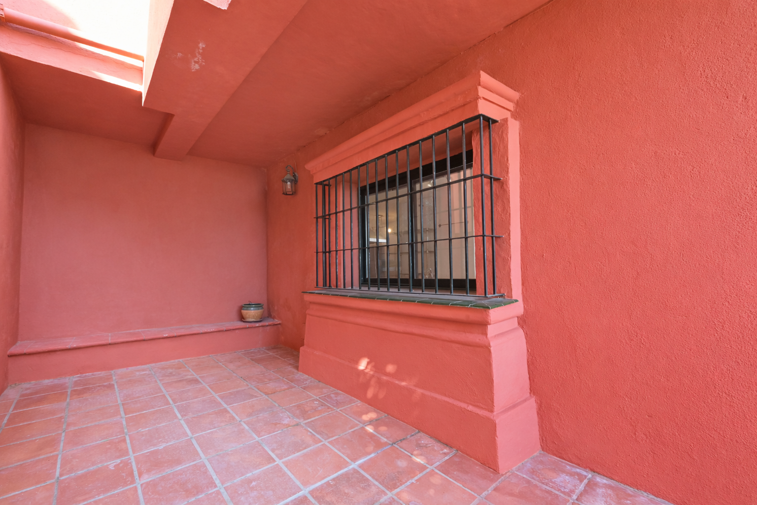 Bright 2-Bed Apartment with Sea Views & Exclusive Patio, Calahonda — Calahonda