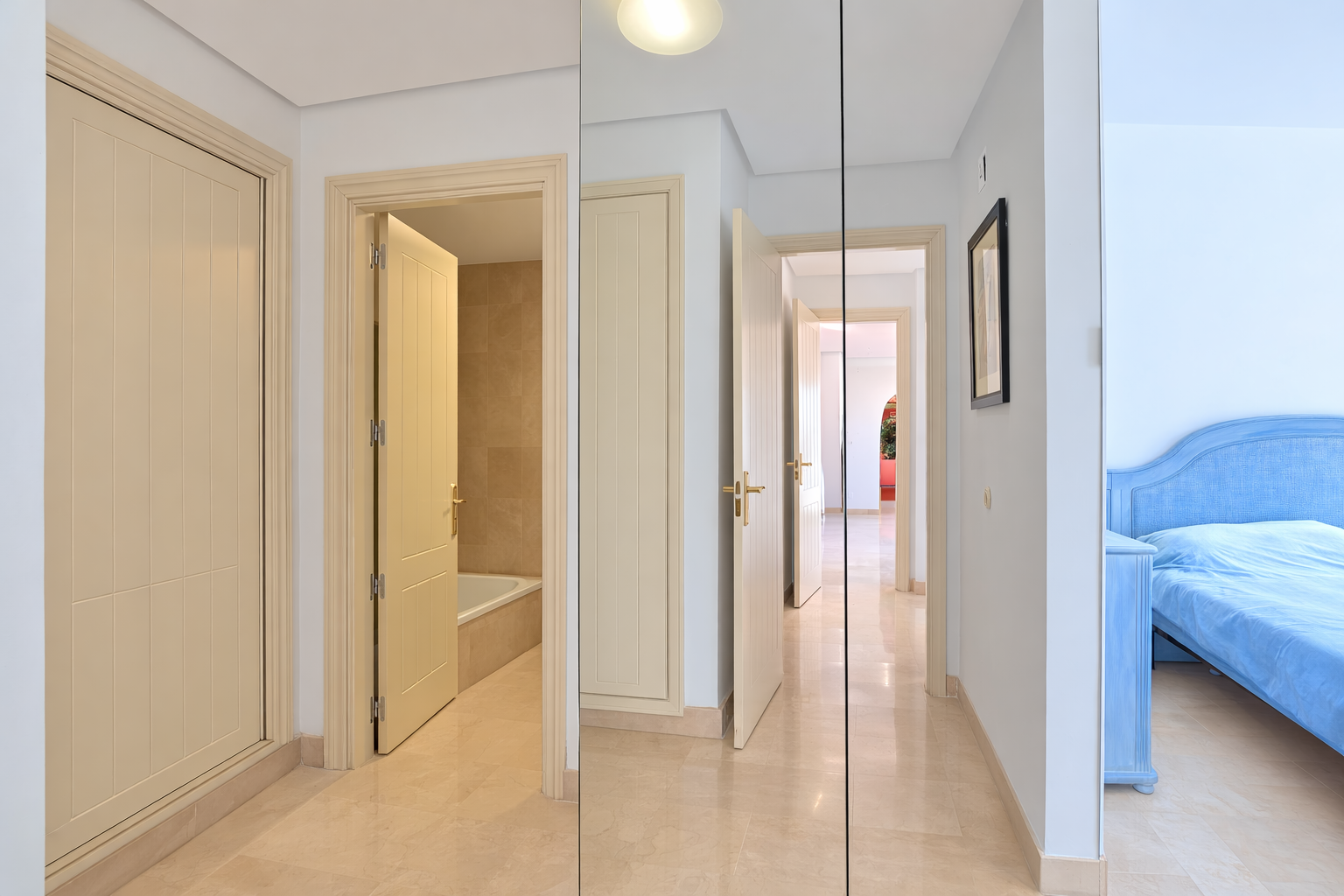 Bright 2-Bed Apartment with Sea Views & Exclusive Patio, Calahonda — Calahonda