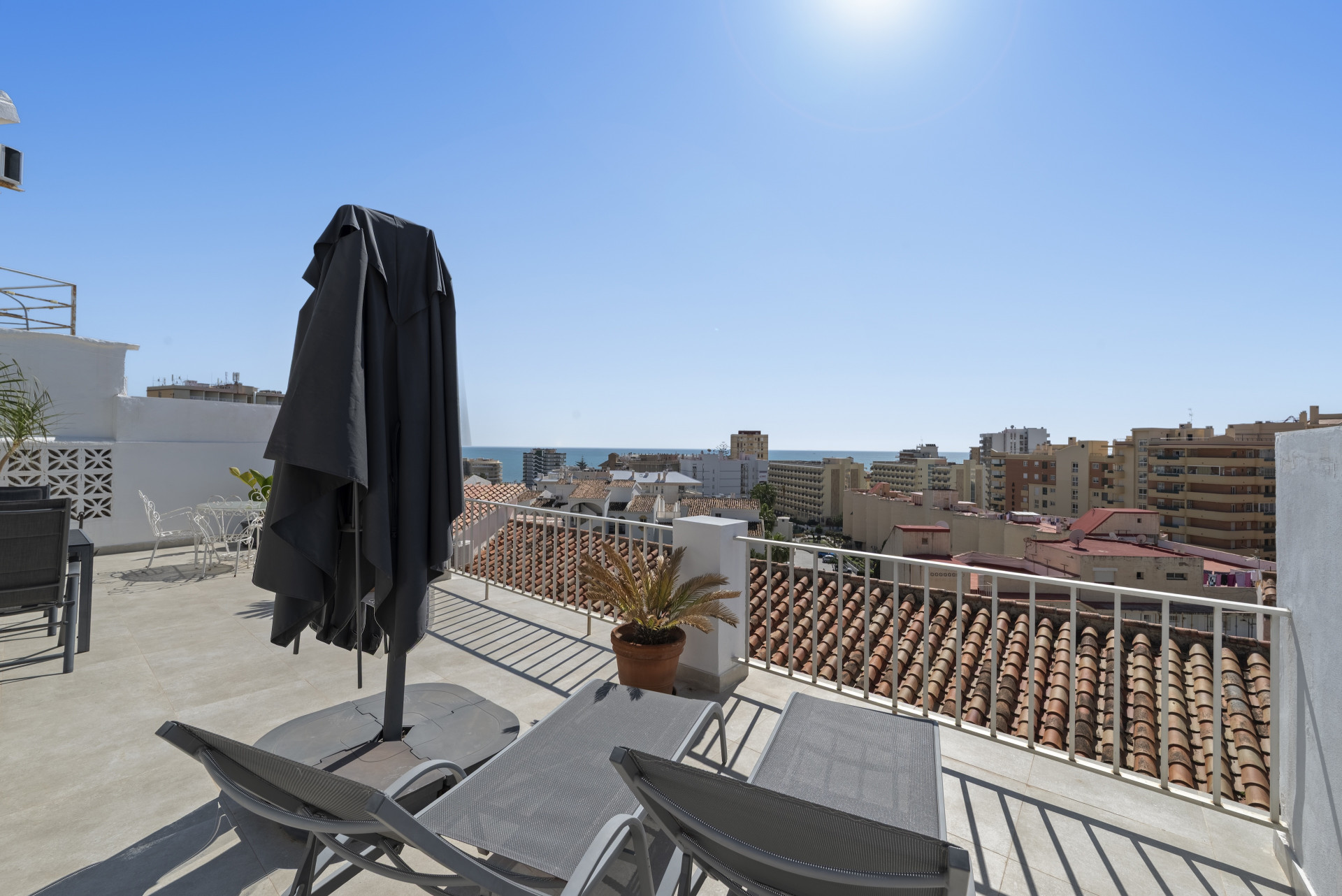 Detached Villa with Two Apartments & Sea Views, Torreblanca, Fuengirola — Fuengirola