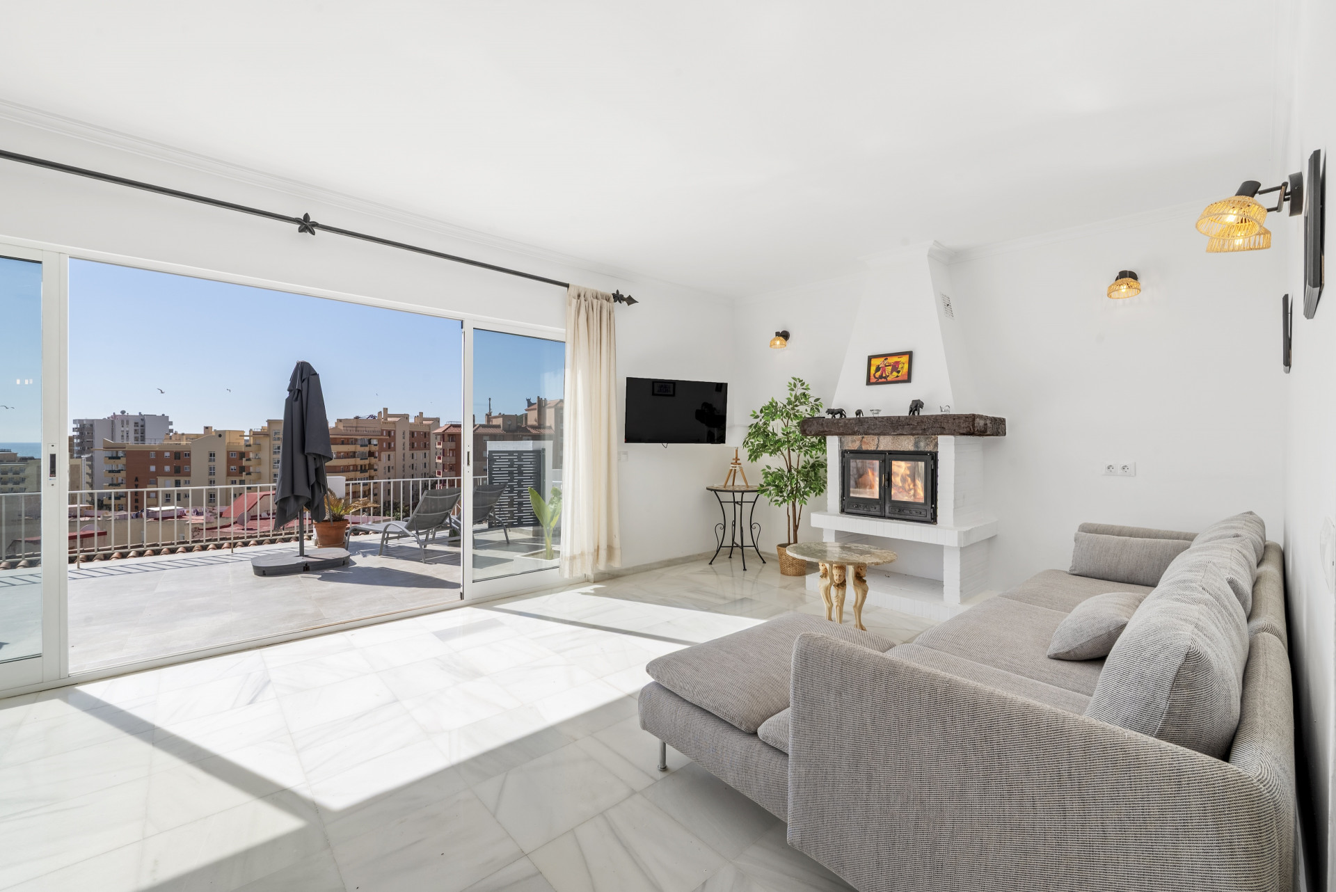 Detached Villa with Two Apartments & Sea Views, Torreblanca, Fuengirola — Fuengirola