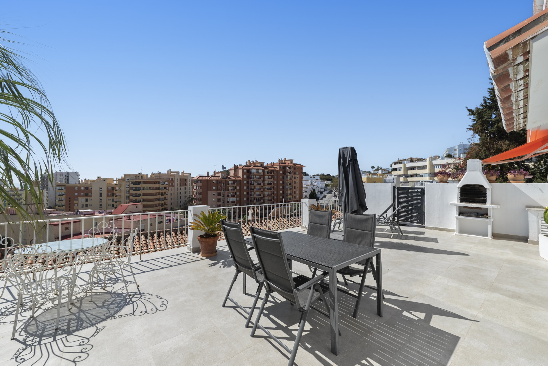 Detached Villa with Two Apartments & Sea Views, Torreblanca, Fuengirola — Fuengirola