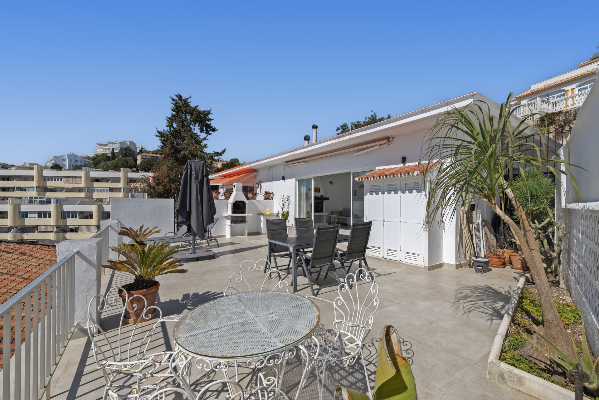 Detached Villa with Two Apartments & Sea Views, Torreblanca, Fuengirola — Fuengirola
