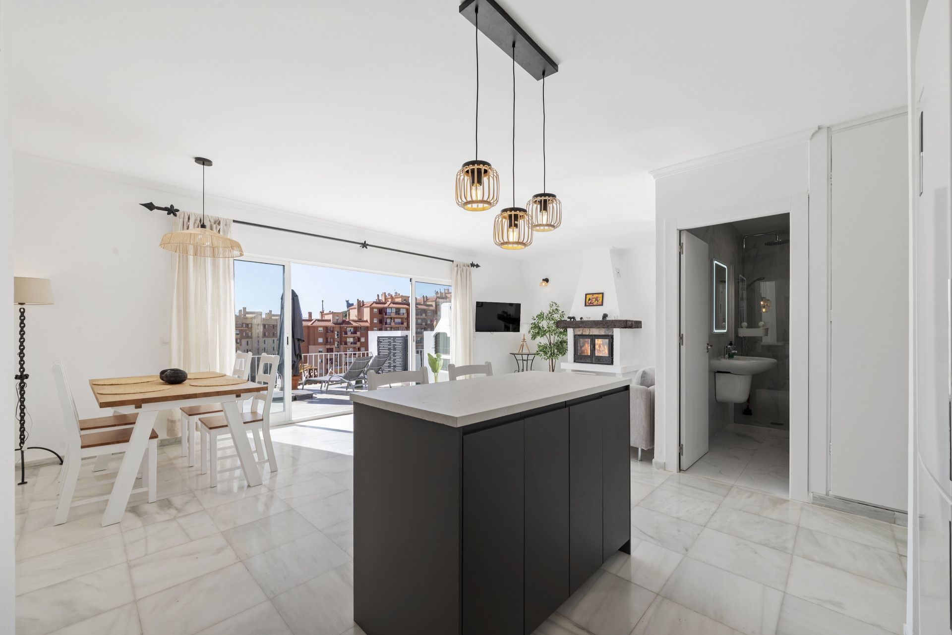 Detached Villa with Two Apartments & Sea Views, Torreblanca, Fuengirola — Fuengirola