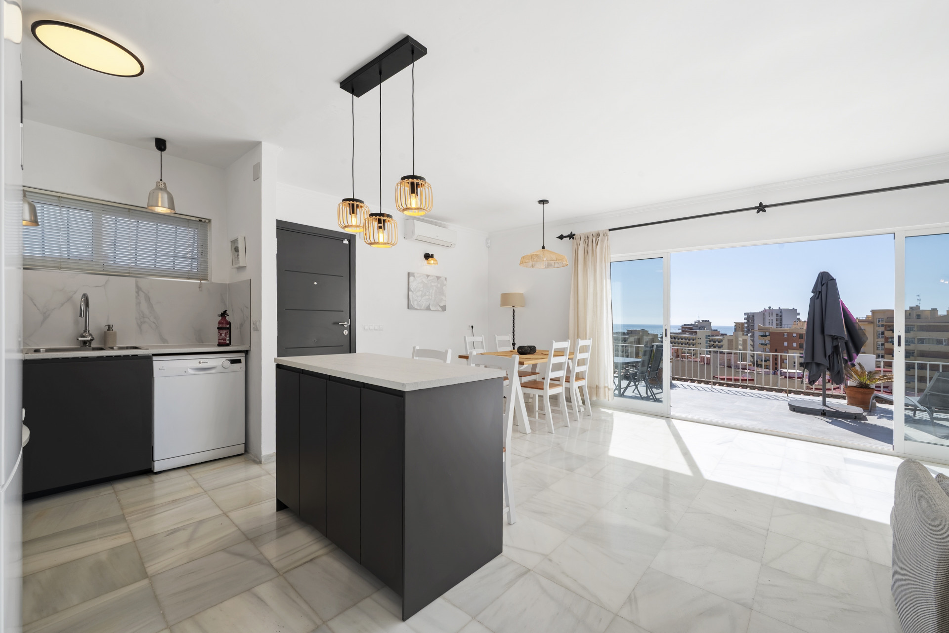 Detached Villa with Two Apartments & Sea Views, Torreblanca, Fuengirola — Fuengirola