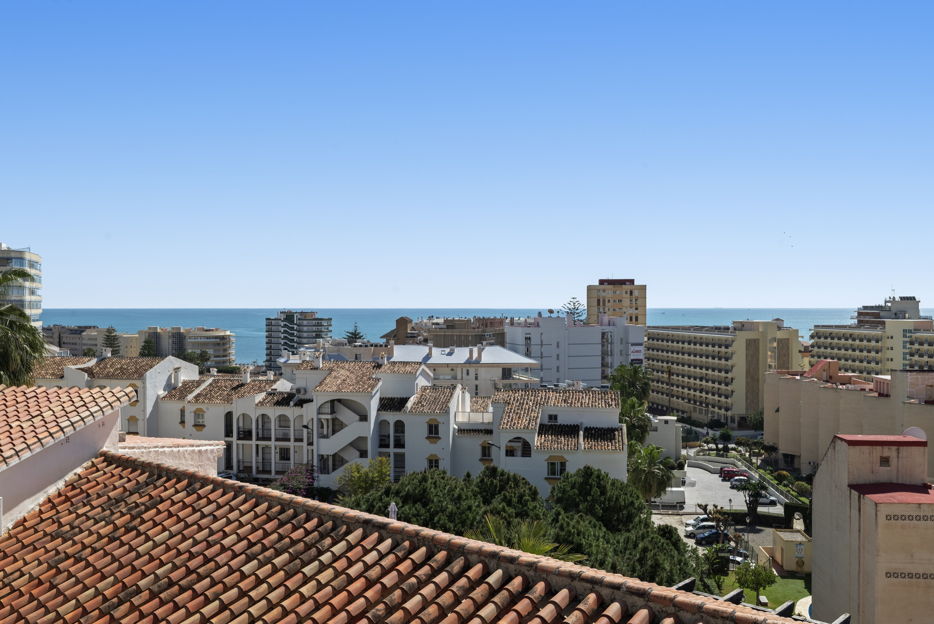 Detached Villa with Two Apartments & Sea Views, Torreblanca, Fuengirola — Fuengirola