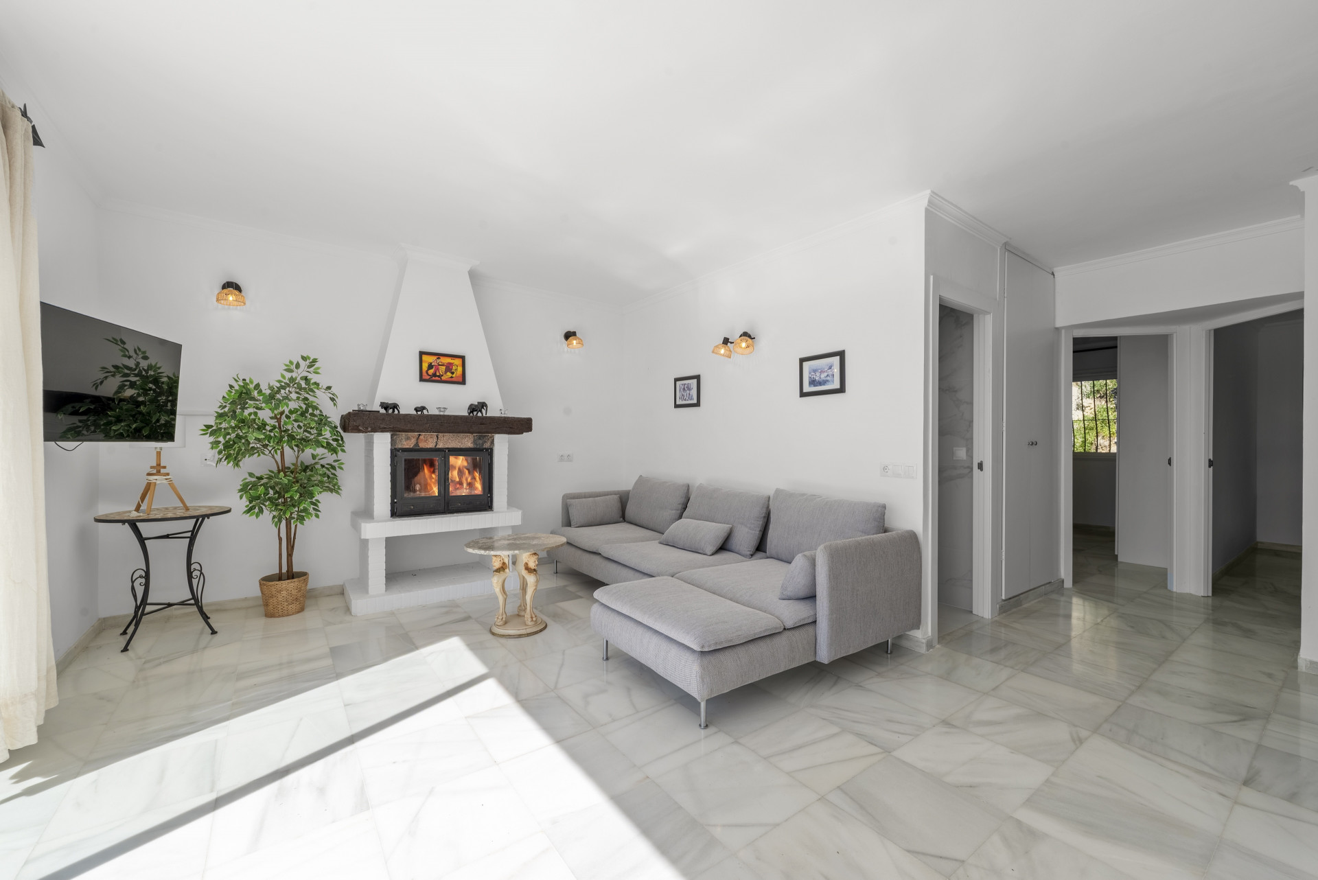 Detached Villa with Two Apartments & Sea Views, Torreblanca, Fuengirola — Fuengirola