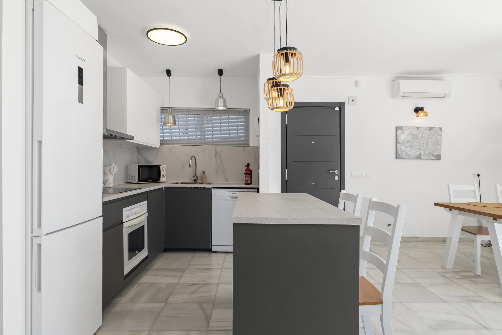 Detached Villa with Two Apartments & Sea Views, Torreblanca, Fuengirola — Fuengirola