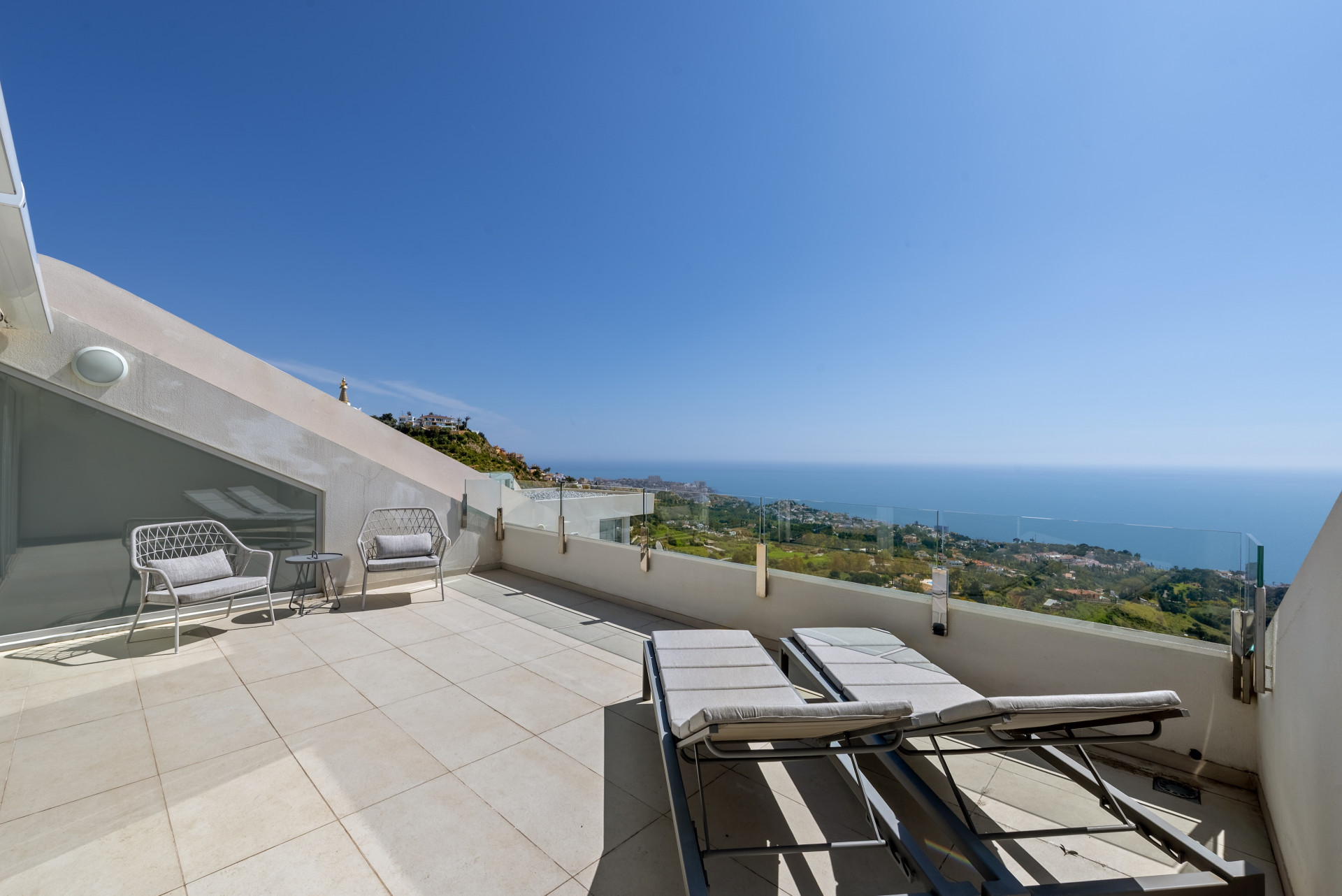 Luxury 3-Bed Duplex Penthouse with Sea Views, Benalmádena — Benalmadena
