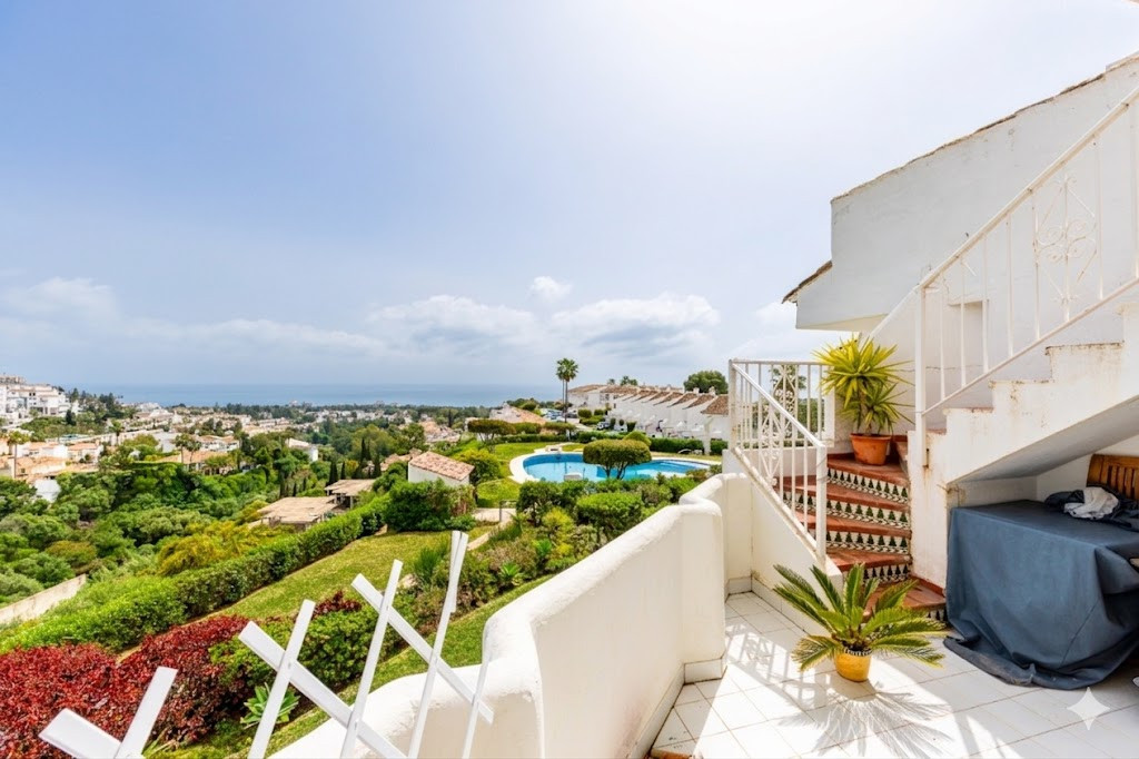 Refurbished 2-Bed Townhouse with Sea Views in Calahonda — Calahonda